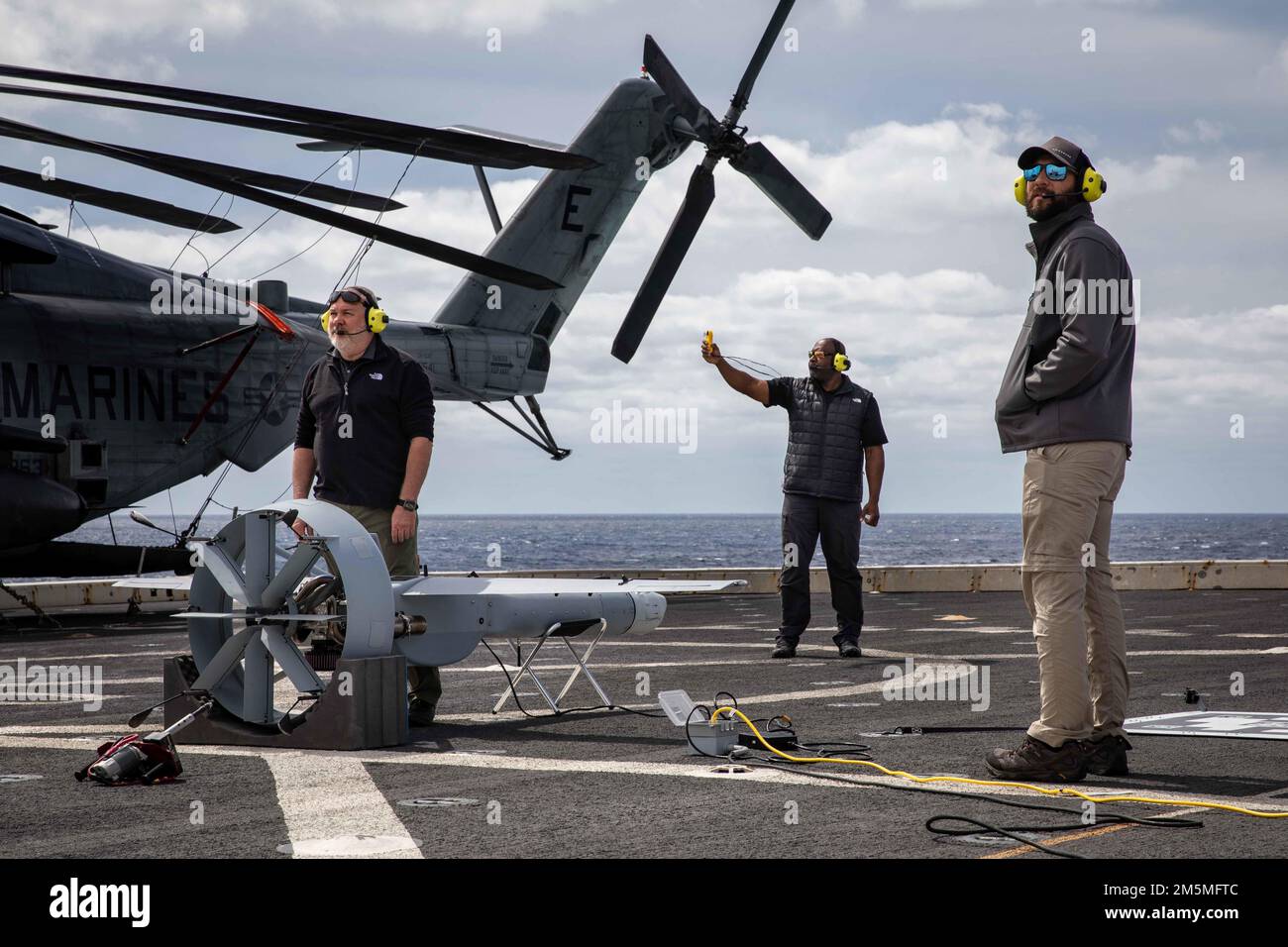 220325-N-PC065-2014 OCEANO ATLANTICO – D. Hernandez, a destra, Dale Thompson, centro, e Bailey Center, i contraenti hanno imbarcato a bordo della nave portuale anfibia di San Antonio USS Arlington (LPD 24), conducendo controlli preliminari per il sistema aereo non presidiato V-BAT 128, 25 marzo 2022. Il Kearsarge Amphhibious Ready Group con 22nd Marine Expeditionary Unit è in programma di essere schierato nell'area operativa della flotta statunitense 2nd. Foto Stock