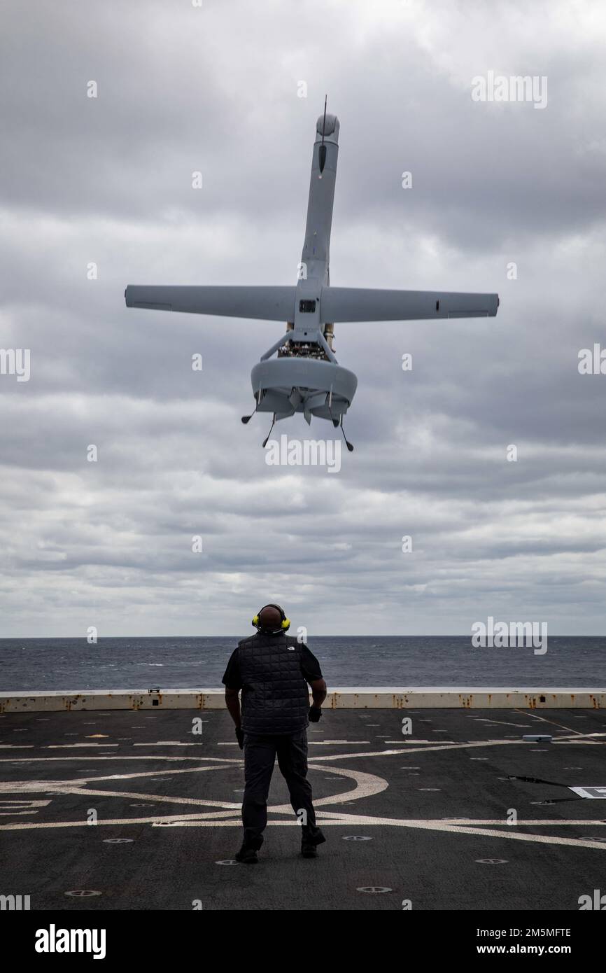 220325-N-PC065-2029 OCEANO ATLANTICO – Dale Thompson, un contraente imbarcato a bordo della nave portuale di trasporto anfibio di classe San Antonio USS Arlington (LPD 24), osserva come il sistema aereo senza equipaggio V-BAT 128 esegua un decollo verticale, il 25 marzo 2022. Il Kearsarge Amphhibious Ready Group con 22nd Marine Expeditionary Unit è in programma di essere schierato nell'area operativa della flotta statunitense 2nd. Foto Stock