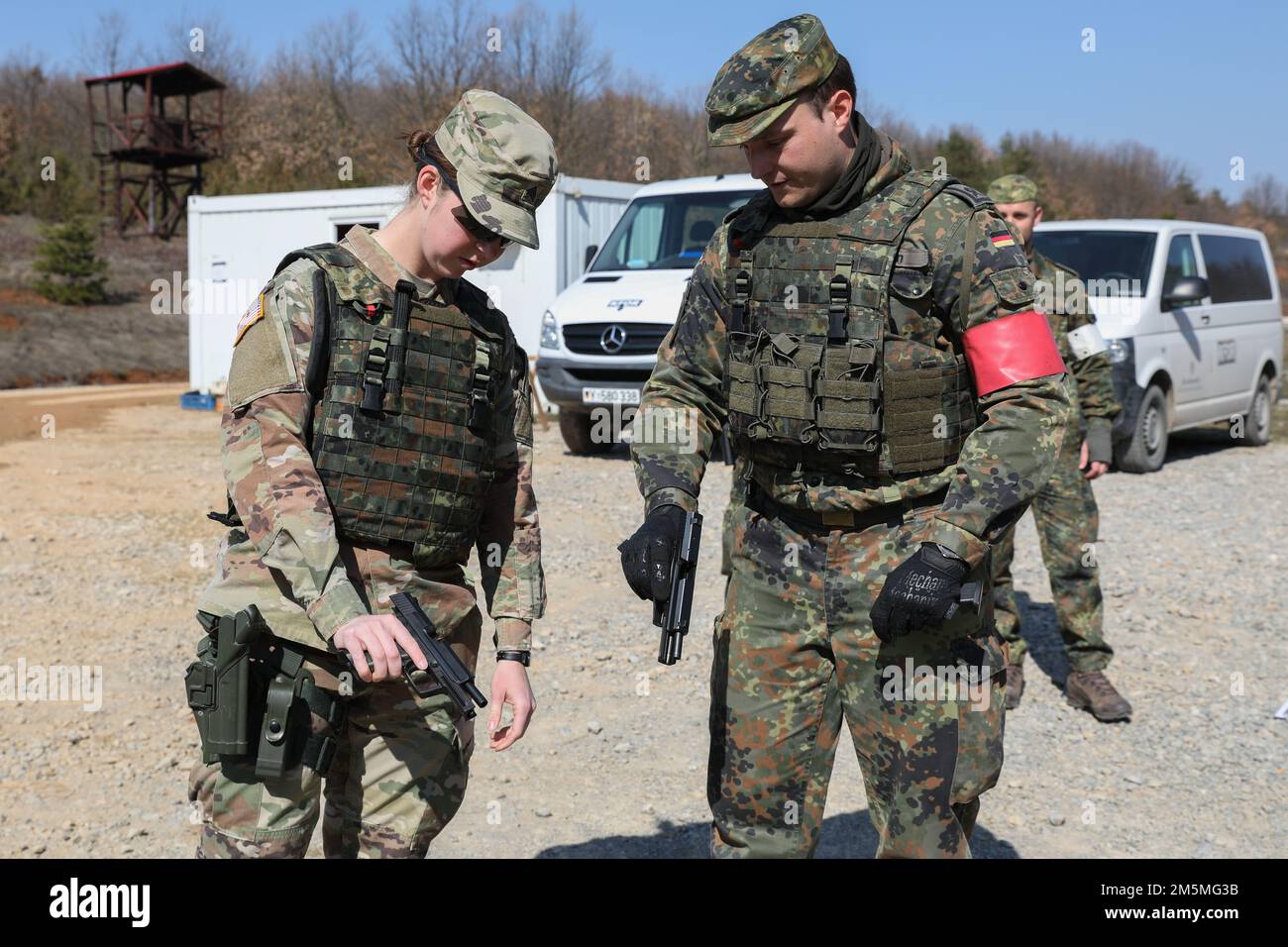 STATI UNITI Courtney Yerger, un analista di immagini di intelligenza geospaziale assegnato alla squadra di combattimento della Brigata di fanteria 116th, la Guardia Nazionale della Virginia, è addestrato sulla pistola di servizio tedesca P8 durante il Badge delle forze armate tedesche per le qualifiche di competenza armi tenutosi al KSF Training and Dottrine Command Compound di Ferizaj, Marzo 25, 2022. Questo evento è uno dei tanti eventi previsti per la rotazione 30th della forza del Kosovo che offre una formazione interoperabile insieme a tutte le controparti NATO nella regione mentre si trovano in Kosovo per fornire un ambiente sicuro e sicuro a tutti i pei Foto Stock