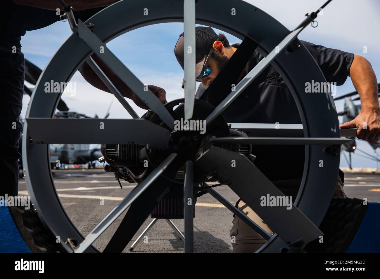 DaN Hernandez (a destra) e Dale Thompson, appaltatori con Martin UAV, preparano un sistema aereo senza equipaggio VBAT per operazioni di volo a bordo di una nave portuale di trasporto anfibio di classe San Antonio USS Arlington (LPD 24), 25 marzo 2022. Il Kearsarge Amphhibious Ready Group con 22nd Marine Expeditionary Unit è in programma di essere schierato nell'area operativa della flotta statunitense 2nd. Foto Stock