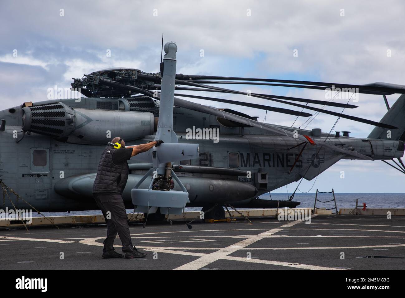 Dale Thompson, contraente di Martin UAV, assiste il lancio di un sistema aereo VBAT senza equipaggio durante le operazioni di volo a bordo di una nave portuale di trasporto anfibio di classe San Antonio USS Arlington (LPD 24), 25 marzo 2022. Il Kearsarge Amphhibious Ready Group con 22nd Marine Expeditionary Unit è in programma di essere schierato nell'area operativa della flotta statunitense 2nd. Foto Stock