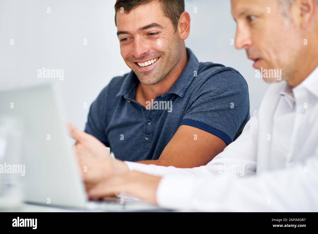 Le cose stanno guardando bene. due uomini che lavorano in ufficio. Foto Stock