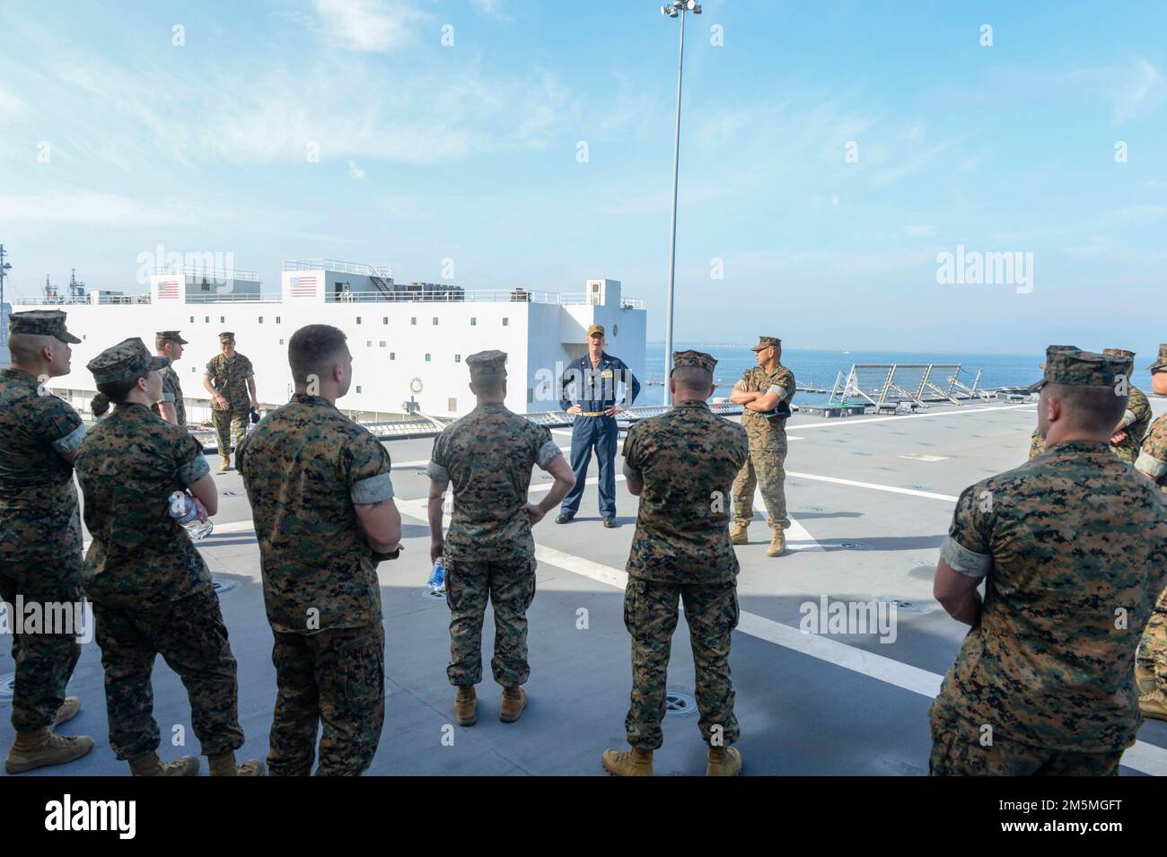 220325-N-ZS023-1033 (25 marzo 2022) BASE NAVALE DI SAN DIEGO Lt. CMdR. Mark Roach, centro, ufficiale operativo a bordo della nave litoranea da combattimento Independence-variant USS Coronado (LCS 4) discute le capacità LCS ai Marines assegnati alla Scuola Anfibica corpo Marino durante un tour. LCS è una piattaforma veloce, agile e mission-focalizzata progettata per operare in ambienti vicino alla costa, vincendo contro le minacce costiere del 21st° secolo. LCS è in grado di supportare la presenza in avanti, la sicurezza marittima, il controllo marittimo e la deterrenza. Foto Stock