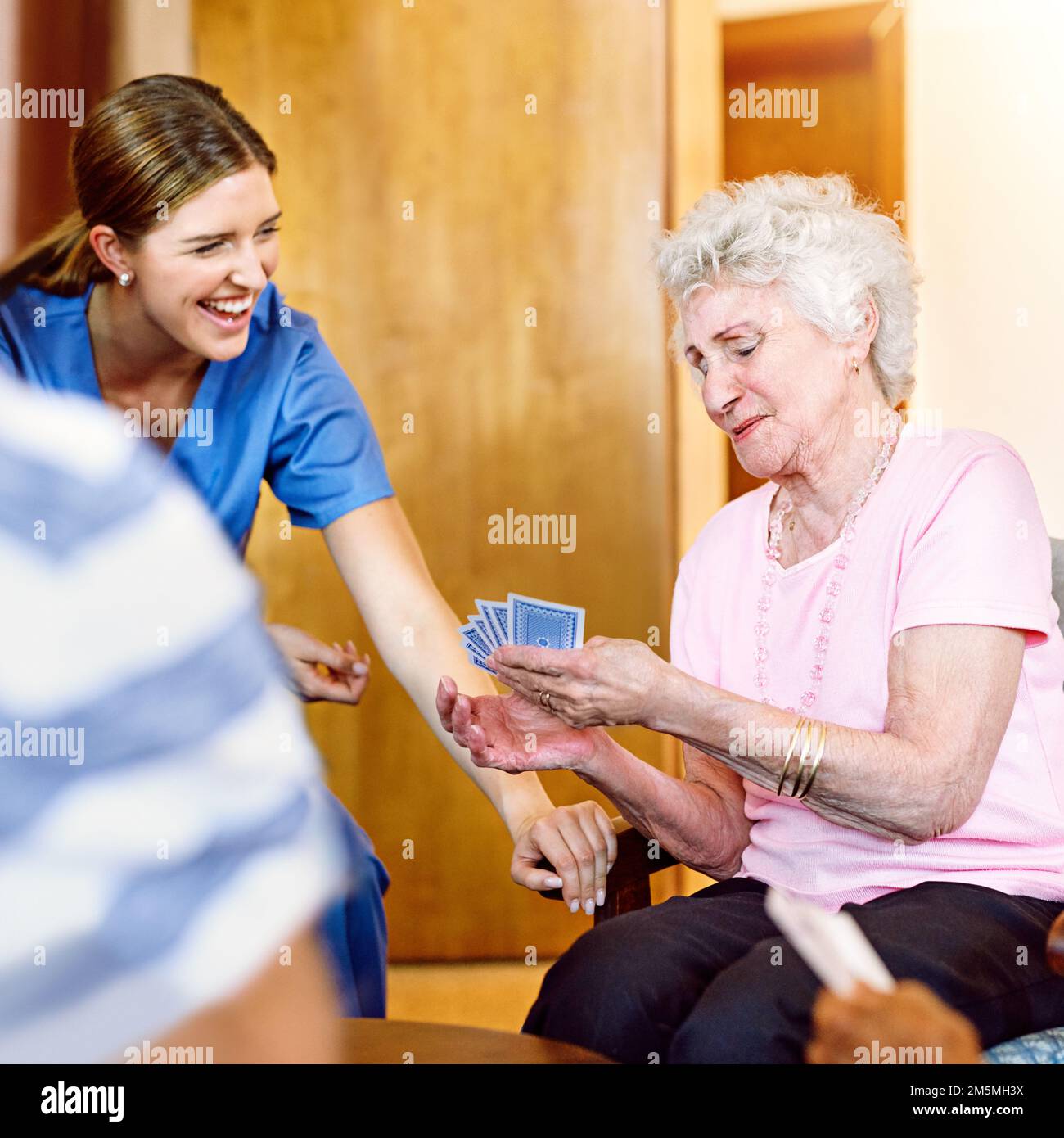 Thats una mano di vincita. le carte da gioco degli anziani nella loro casa di riposo. Foto Stock