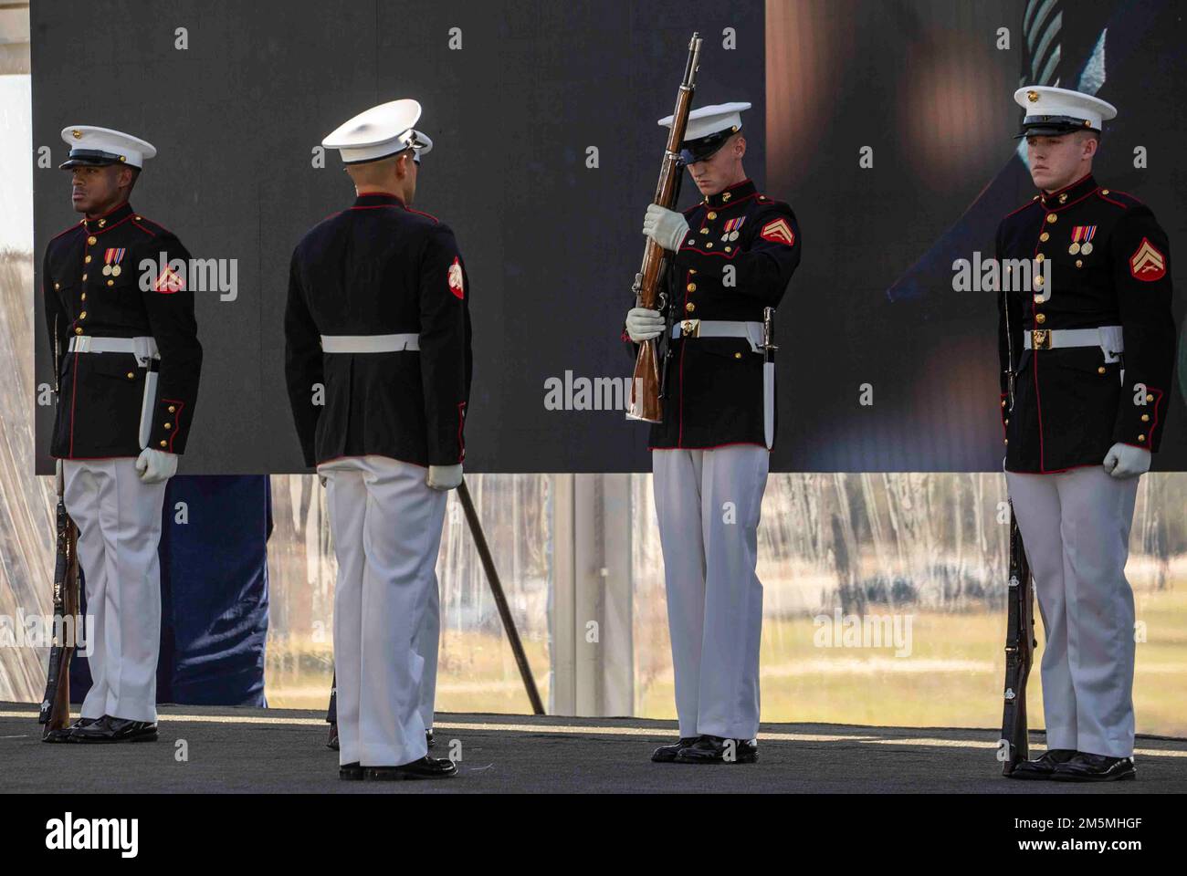 Marines con il Silent Drill Platoon eseguono la sequenza di "ispezione del fucile" durante il National Medal of Honor Museum, all'avanguardia ad Arlington, Texas, 25 marzo 2022. Il museo mostrerà le storie dei destinatari della medaglia, che viene assegnata ai membri del servizio che mostrano la galanteria in azione, l'eroismo, e il rischio di perdita di vita al di sopra e al di là della chiamata al dovere. Foto Stock