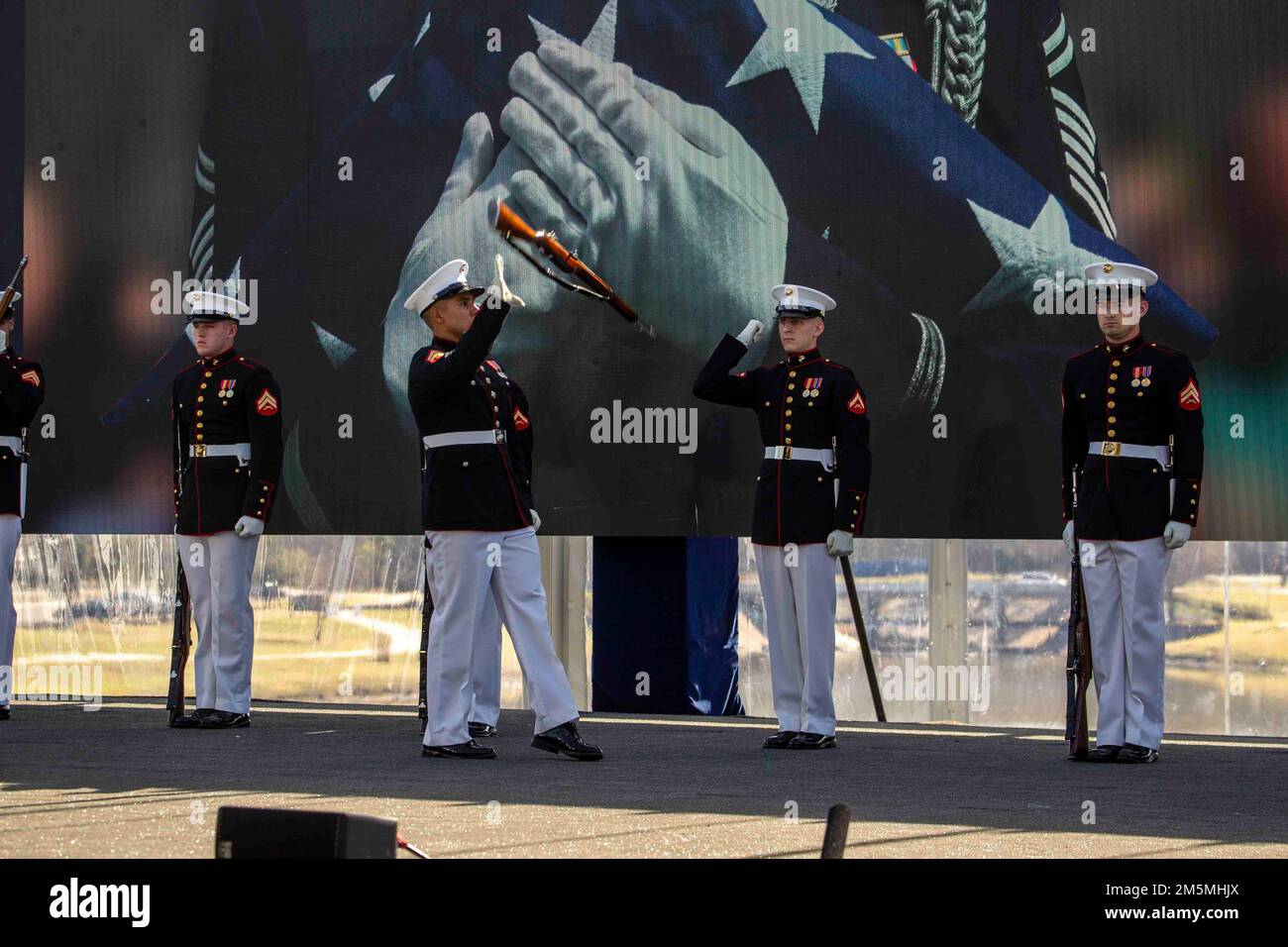 Marines con il Silent Drill Platoon eseguono la sequenza di "ispezione del fucile" durante il National Medal of Honor Museum, all'avanguardia ad Arlington, Texas, 25 marzo 2022. Il museo mostrerà le storie dei destinatari della medaglia, che viene assegnata ai membri del servizio che mostrano la galanteria in azione, l'eroismo, e il rischio di perdita di vita al di sopra e al di là della chiamata al dovere. Foto Stock