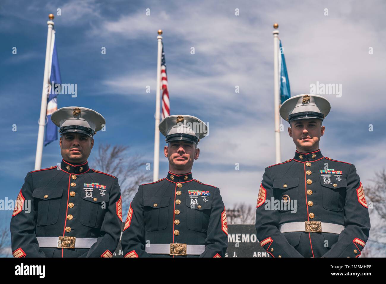STATI UNITI Marines con Recruiting Station Boston posa per una foto al Medal of Honor Park di Boston, 25 marzo 2022. Durante la cerimonia, i Marines hanno alzato la bandiera della medaglia d'onore per celebrare i risultati e i sacrifici di tutti i destinatari della medaglia d'onore. (Foto del corpo marino di Sgt. Quentarius Johnson) Foto Stock