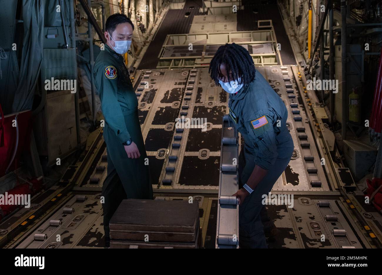 Staff Sgt. Toiannah Campbell, 36th Airlift Squadron loadmaster, dimostra le capacità di un C-130J Super Hercules al personale Sgt. Naoki Souma, membro della Japan Air Self-Defense Force, durante un'immersione bilaterale NCO sulla base aerea di Yokota, Giappone, 25 marzo 2022. Il programma di scambio bilaterale consente alla Japan Air Self-Defense Force e ai militari Yokota AB di lavorare insieme, imparare le operazioni quotidiane degli altri e costruire relazioni più solide. Foto Stock