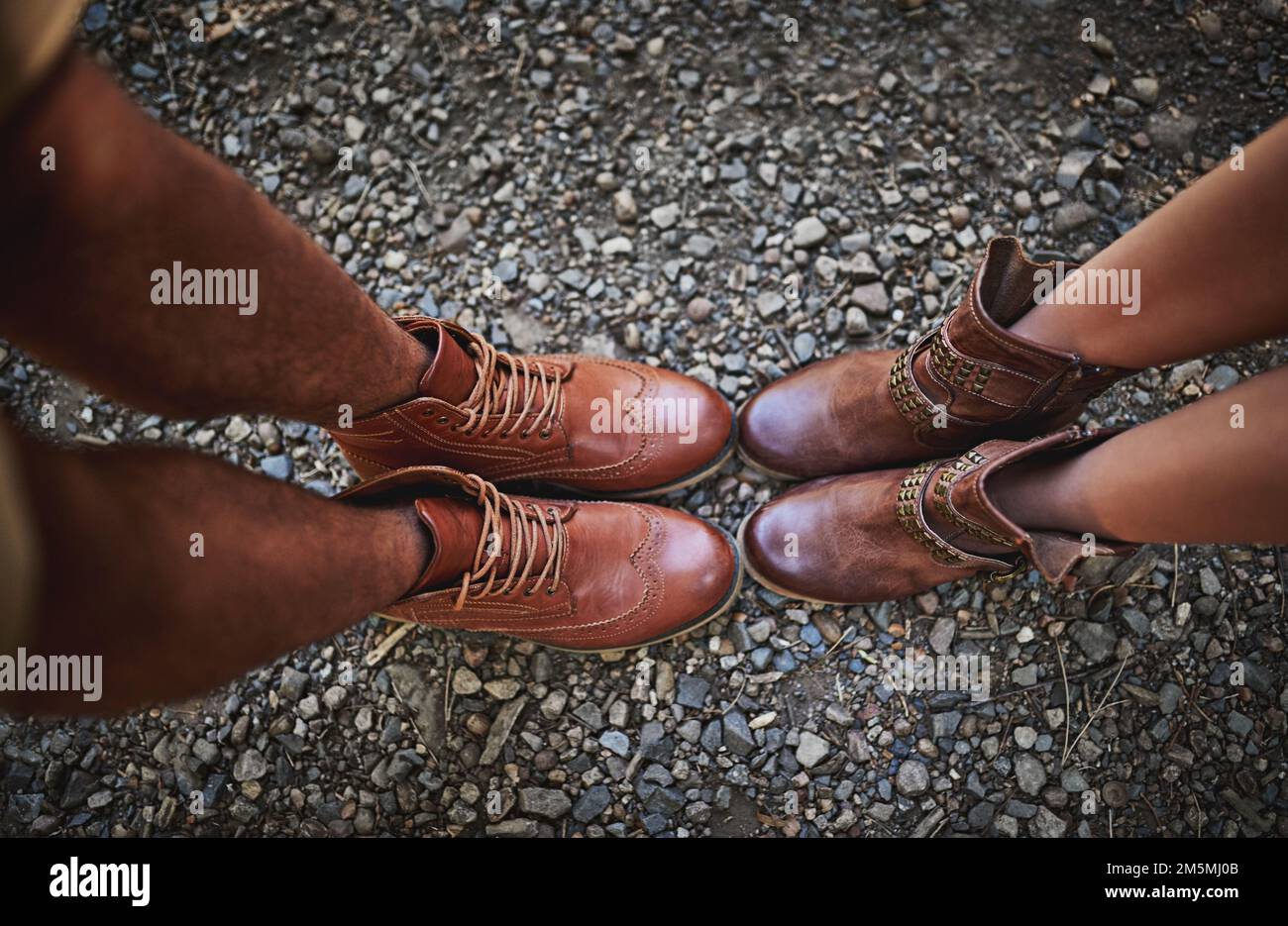 Meglio quando siamo insieme. Ripresa ad angolo alto di una coppia che si trova l'una di fronte all'altra. Foto Stock