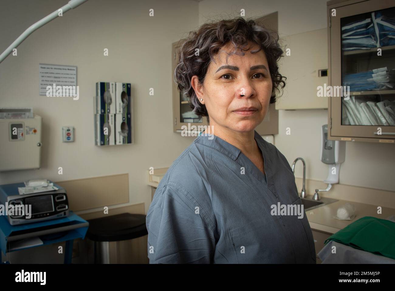 Rosa Jimenez è una governante del servizio di Urologia al Brooke Army Medical Center, Fort Sam Houston, Texas. Hailing da Managua, Nicaragua, Jimenez è stato un membro del Team BAMC per sette anni. Le sue conoscenze e competenze aiutano il Servizio urologico a soddisfare la sua missione e ad aumentare l'utilizzo efficace della sala operatoria, pulendo e allestendo la sala chirurgica con meno di 20 minuti di tempo di turnover tra i casi. Foto Stock