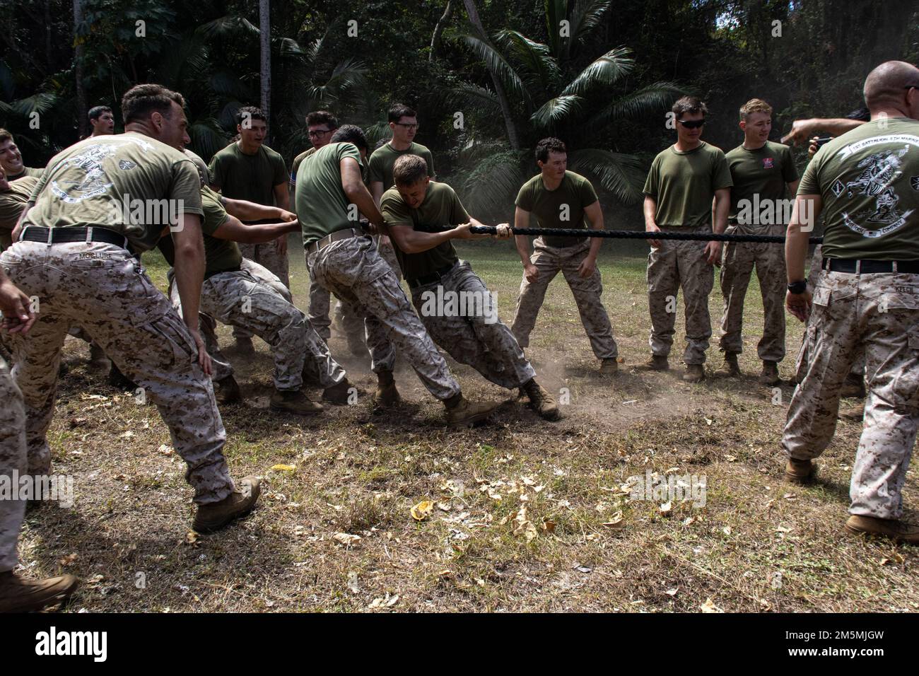 STATI UNITI Marines con il Battalion Landing Team 1/5, 31st unità di spedizione marina (MEU), gareggia in un tiro di guerra durante una competizione a squadre alla base navale Guam, Guam, 26 marzo 2022. Esercizio Noble Arashi fa parte della Nobile Serie di esercizi 31st dell'MEU che vengono utilizzati per convalidare o invalidare la Famiglia di concetti Navali, sviluppare tecniche e procedure per l'impiego di beni dell'MEU a sostegno della negazione del mare e della manovra della flotta, e informare il futuro progetto di forza e gli sforzi di sperimentazione. Il 31st MEU opera a bordo delle navi dell'America Expeditionary Strike Group nella flotta 7th di o Foto Stock