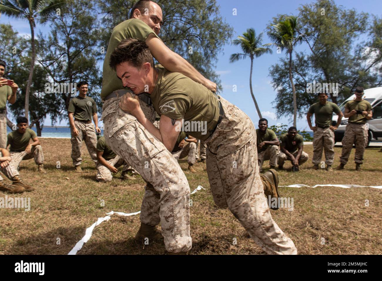 STATI UNITI Nolan Hancock, un missileman anticarro con Battaglione Landing Team 1/5, 31st Marine Expeditionary Unit (MEU), spinge durante una competizione a squadre alla base navale Guam, Guam, 26 marzo 2022. Esercizio Noble Arashi fa parte della Nobile Serie di esercizi 31st dell'MEU che vengono utilizzati per convalidare o invalidare la Famiglia di concetti Navali, sviluppare tecniche e procedure per l'impiego di beni dell'MEU a sostegno della negazione del mare e della manovra della flotta, e informare il futuro progetto di forza e gli sforzi di sperimentazione. Il 31st MEU opera a bordo delle navi dell'America Expeditionary S. Foto Stock