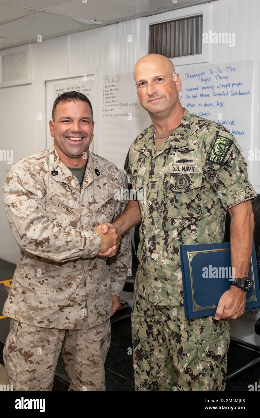 CAMP LEMONNIER, Gibuti (26 marzo 2022) Stati Uniti Matthew A. Lopez si congratula con gli Stati Uniti Sean Baney, Maestro del comando Navy, Camp Lemonnier, Gibuti (CLDJ), durante una cerimonia di laurea, per aver superato il corso Command-Navy leader Development Facilitator (C-NLDF) per diventare un istruttore per il programma di sviluppo dei leader (ELD) arruolato in tutta la flotta. CLDJ funge da base di spedizione per le forze militari statunitensi fornendo supporto a navi, aerei e personale che garantiscono la sicurezza in tutta Europa, Africa e Asia sud-occidentale. La base consente operazioni marittime e di combattimento i. Foto Stock