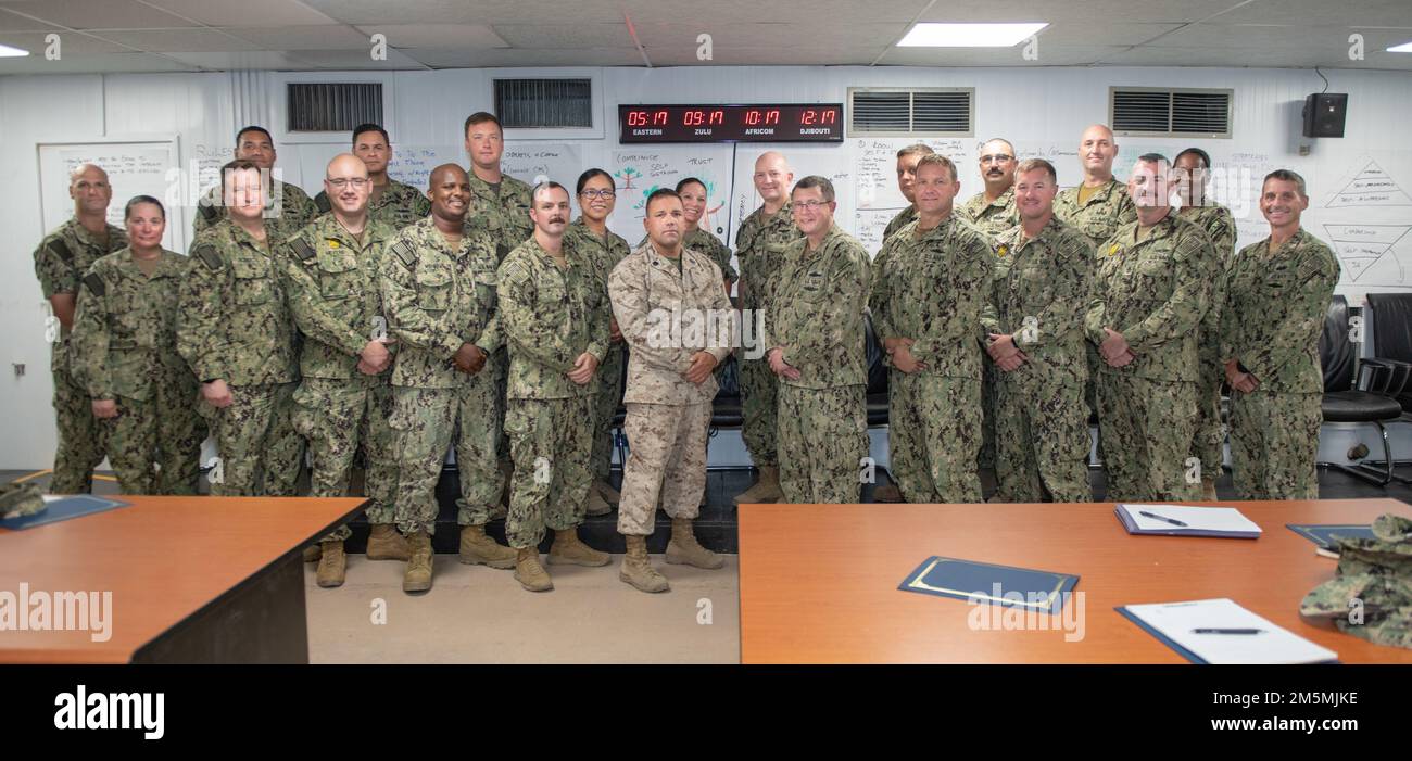 CAMP LEMONNIER, Gibuti (26 marzo 2022) marinai senior arruolati e un Marine servendo a Camp Lemonnier, Gibuti (CLDJ) laureati al corso Command-Navy leader Development Facilitator (C-NLDF), che consente loro di diventare istruttori del programma di sviluppo leader (ELD) arruolato a livello di flotta, supportato e incoraggiato da CLDJ Leadership. CLDJ funge da base di spedizione per le forze militari statunitensi fornendo supporto a navi, aerei e personale che garantiscono la sicurezza in tutta Europa, Africa e Asia sud-occidentale. La base consente operazioni marittime e di combattimento nel Corno d'Africa, mentre f Foto Stock