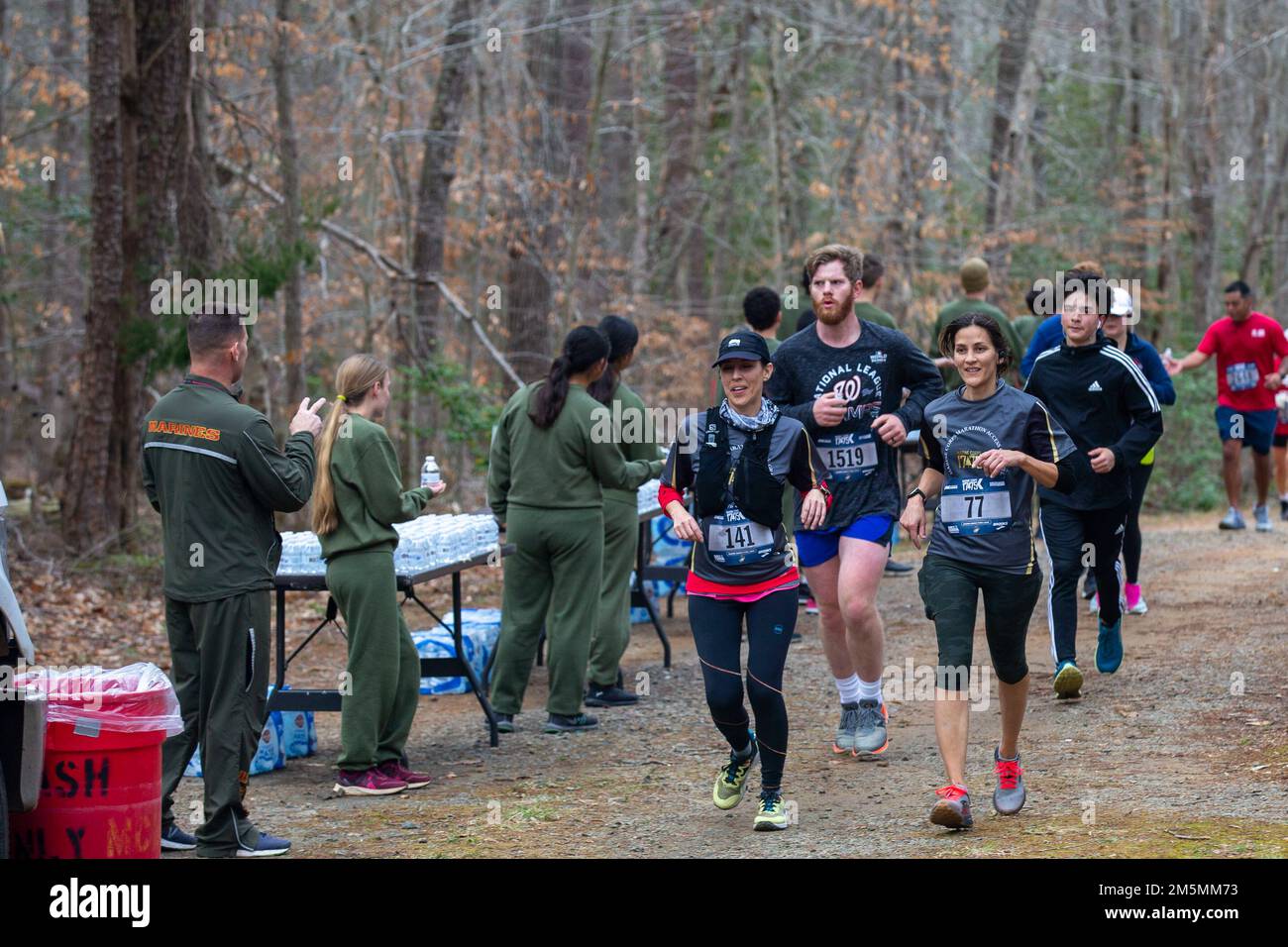 I corridori partecipano alla Maratona del corpo Marino 17,75k a Dumfries, Virginia, 26 marzo 2022. L'evento promuove il fitness fisico, genera buona volontà nella comunità e mostra le capacità organizzative del corpo Marino. Foto Stock