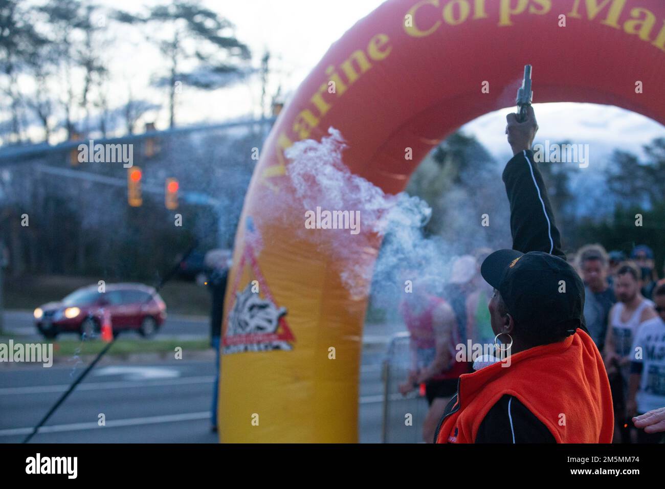Andrea Bailey, Potomac District Supervisor, Prince William County, spara il colpo di partenza al Marine Corps Marathon 17,75k run a Dumfries, Virginia, 26 marzo 2022. L'evento promuove il fitness fisico, genera buona volontà nella comunità e mostra le capacità organizzative del corpo Marino. Foto Stock
