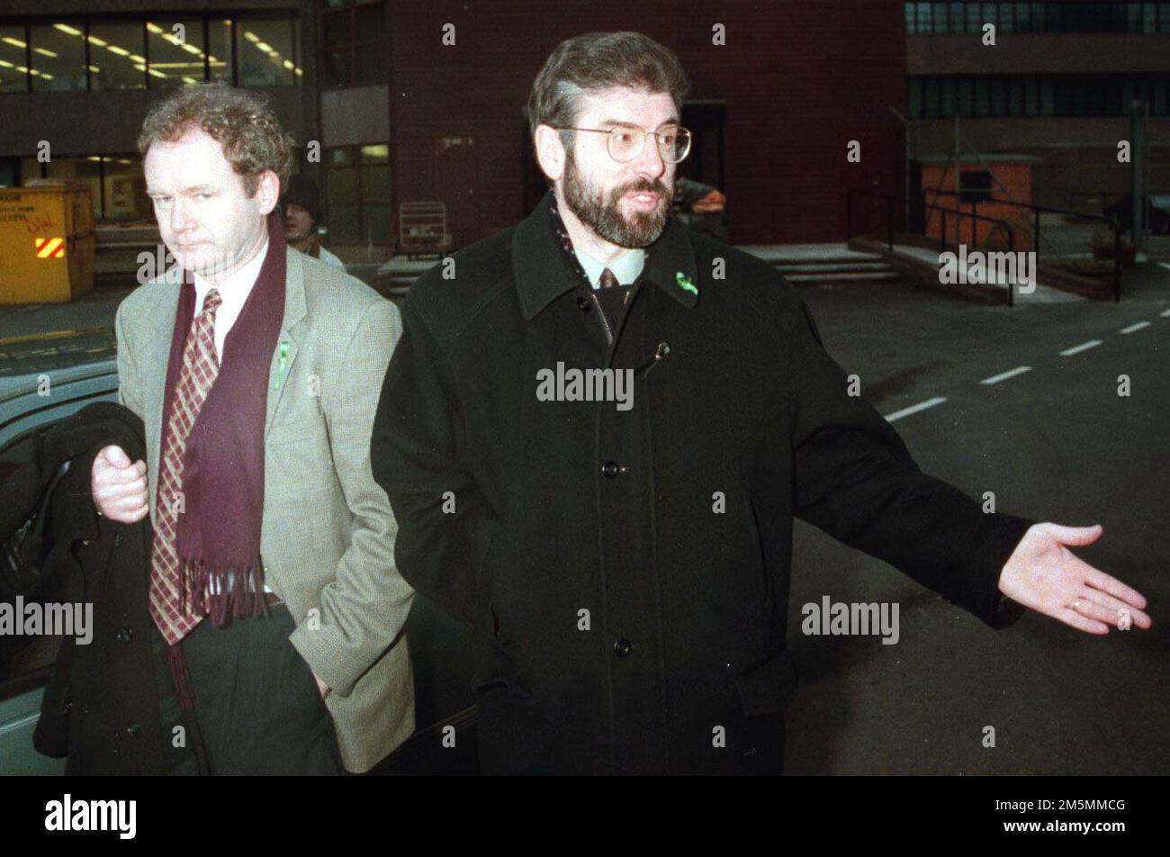 Foto del fascicolo datata 30/01/1996 dell'allora leader del Sinn Fein Gerry Adams (a destra) accompagnato da Martin McGuinness mentre lascia Stormont dopo l'incontro con il segretario dell'Irlanda del Nord Sir Patrick Mayhew a Belfast. Gli alti ministri britannici erano riluttanti ad accettare che McGuinness fosse 'veramente' impegnata nel processo di pace in Irlanda del Nord, i file di archivio sono stati rivelati. Data di emissione: Venerdì 30 dicembre 2022. Foto Stock
