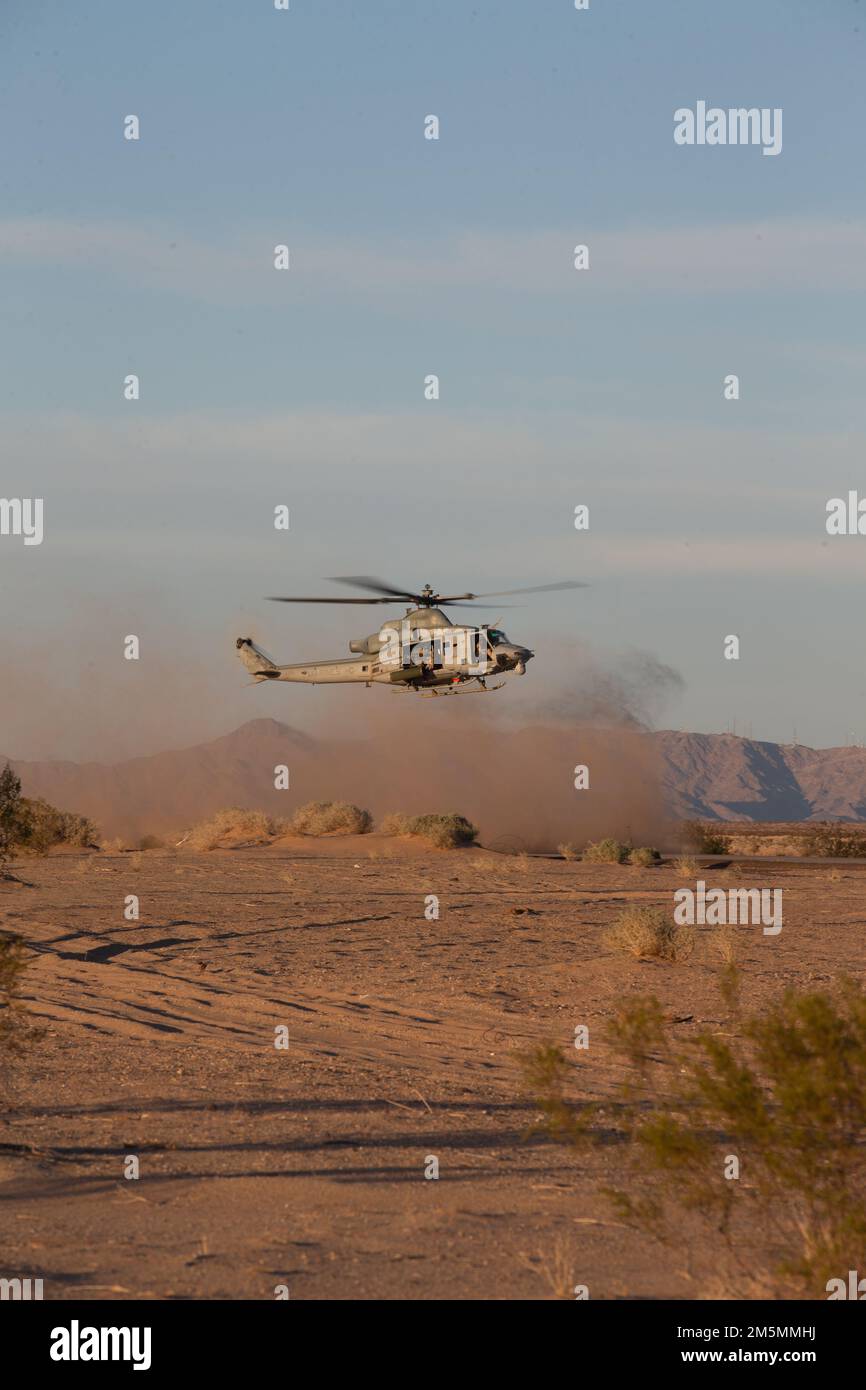 NEGLI STATI UNITI Marine Corps UH-1Y Venom, atterra in un punto di armamento e rifornimento (FARP), durante il corso Weapons and Tactics Instructor (WTI) 2-22, presso Auxiliary Airfield II, vicino a Yuma, Arizona, 26 marzo 2022. WTI è un evento di formazione di sette settimane ospitato da MAWTS-1, che fornisce formazione tattica avanzata standardizzata e certificazione delle qualifiche di istruttore di unità per supportare la formazione e la preparazione dell'aviazione marina, e aiuta a sviluppare e utilizzare armi e tattiche per l'aviazione. Foto Stock