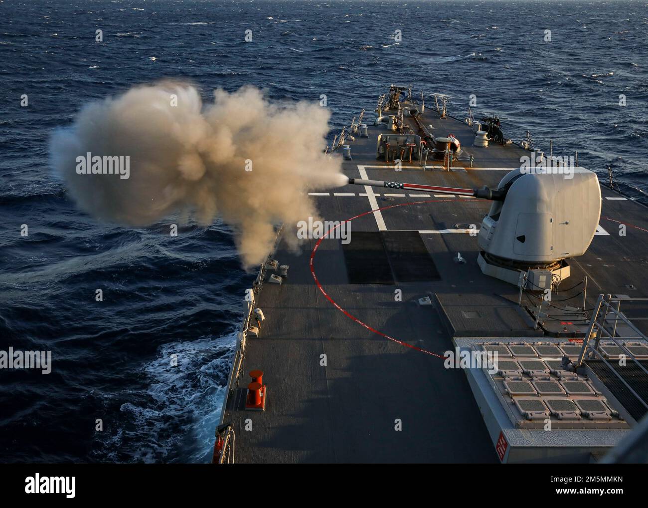 OCEANO ATLANTICO (26 marzo 2022) – il cacciatorpediniere missilistico guidato della classe Arleigh Burke USS Porter (DDG 78) conduce un'esercitazione di fuoco vivo con la pistola da 45 5 pollici Mk, marzo 26. Porter, schierato in futuro a Rota, Spagna, sta attualmente partecipando all'esercizio della Task Force nell'area operativa della flotta degli Stati Uniti 2nd. TFEX funge da esercizio di certificazione per l'implementazione indipendente di navi ed è progettato per testare la preparazione e le prestazioni della missione in operazioni integrate. Foto Stock