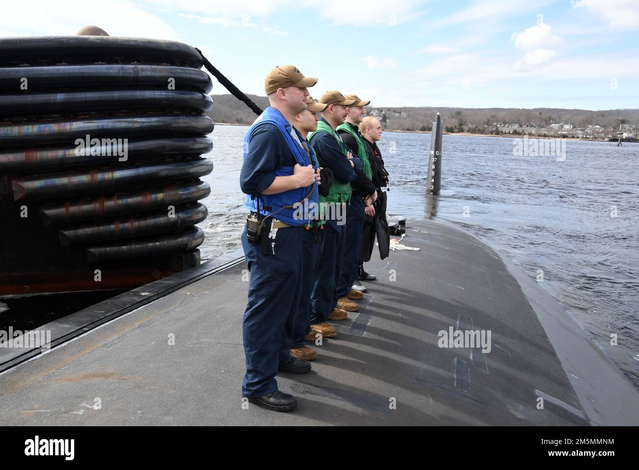 220326-N-GR655-0077 GROTON, Connecticut (26 marzo 2022) – membri dell'equipaggio, attaccati al sottomarino di classe Virginia USS Delaware (SSN 791), partono dal molo alla base navale sottomarina di New London 26 marzo 2022. L’equipaggio di 132 persone del Delaware è transitato a Wilmington, Delaware, per partecipare a eventi commemorativi della durata di una settimana in onore della cerimonia di messa in servizio della barca che si è svolta amministrativamente nell’aprile 2020 a causa delle restrizioni COVID all’epoca. Delaware, la settima nave della Marina degli Stati Uniti e il primo sottomarino, che prende il nome dal primo stato del Delaware, è una piattaforma flessibile e multi-missione progettata per il trasporto Foto Stock