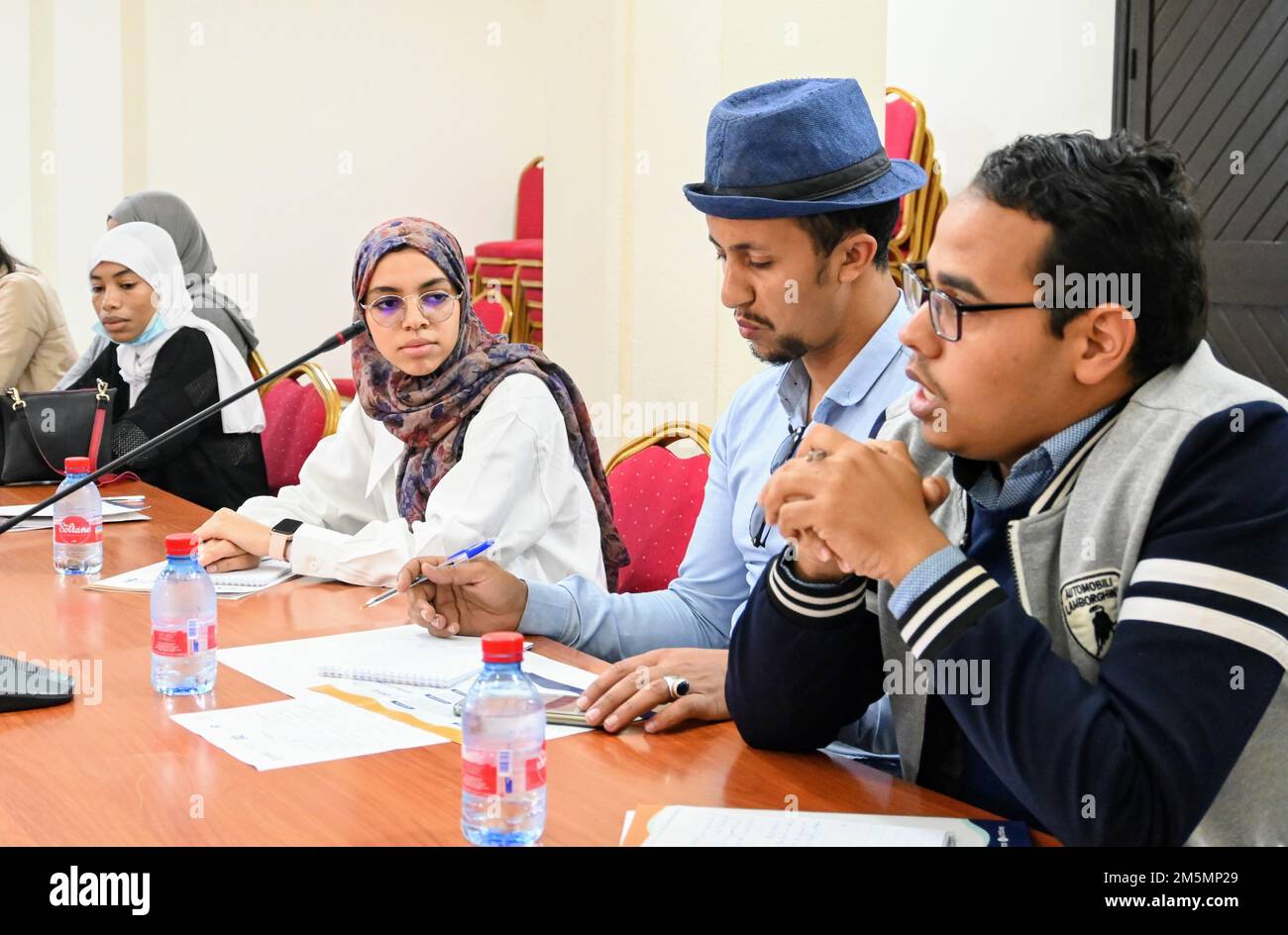 I membri della società civile partecipano a un workshop nel marzo 2022 sui quadri teorici e concettuali per il dibattito pubblico e la partecipazione civico-politica nell'ambito del progetto Inclusive Civic Education Citizen Lab dell'USAID Marocco. L'USAID sta fornendo sovvenzioni a tre organizzazioni della società civile per aumentare l'educazione civica e la consapevolezza del ruolo dei cittadini nella vita civile, in particolare tra le donne, i giovani e le persone con disabilità. Il progetto Citizen Lab mira a creare 23 spazi consultivi della Società civile in 23 Comuni in tre regioni del Marocco. Foto di Youssef Maazouz, Association de Foto Stock