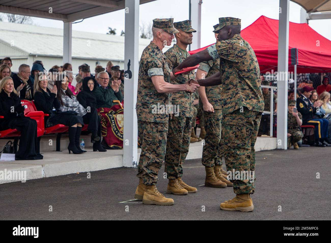 STATI UNITI Eric M. Smith, assistente comandante del corpo dei Marine, presenta premi al Brown Field sulla base del corpo dei Marine Quantico, 26 marzo 2022. I premi vengono assegnati ai candidati che si sono levati in piedi tra i loro coetanei durante la formazione presso la Officers Candidate School. Foto Stock