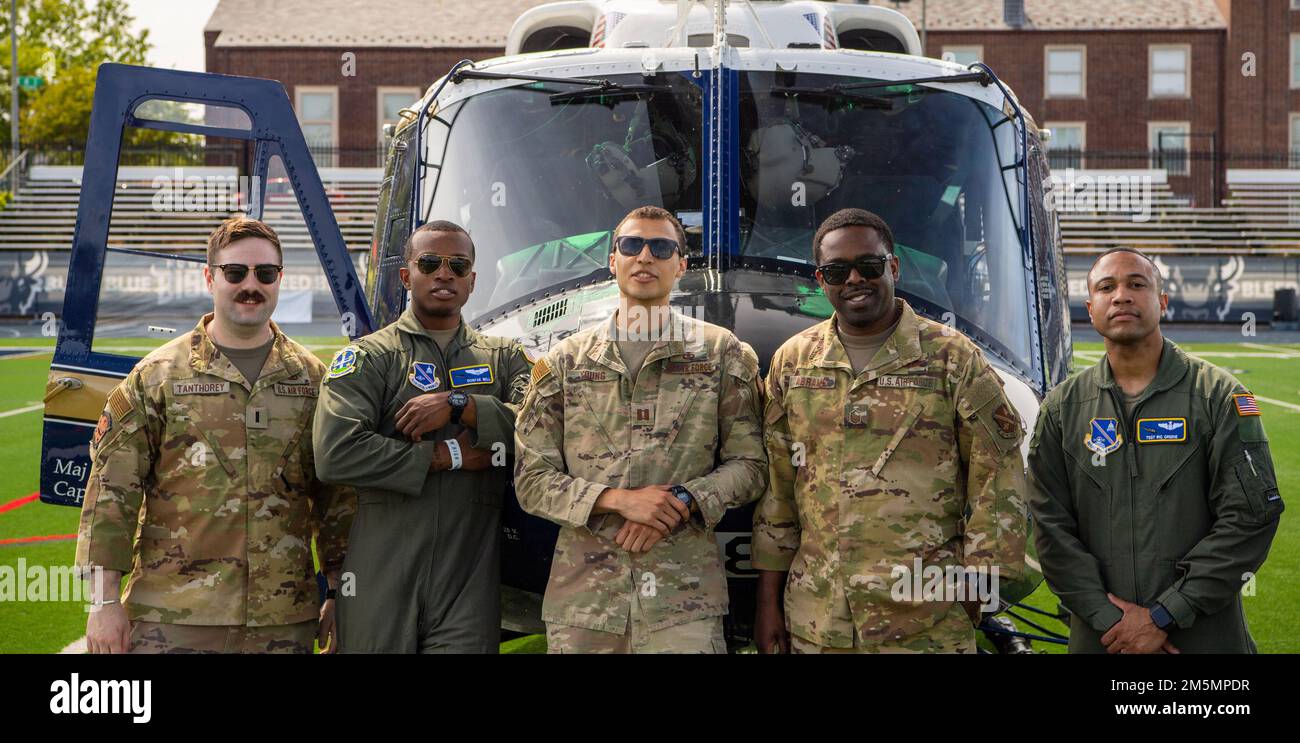 Membri degli Stati Uniti Il primo Elicottero Squadron dell'aeronautica militare (1 HS), assegnato alla base congiunta Andrews, Md., posa per una foto di fronte a un elicottero Huey UH-1 al "We Fly Too: Celebrando l'evento Diversity in Aviation, ospitato dal distaccamento 130 del corpo di formazione degli ufficiali della Air Force Reserve, presso la Howard University, Washington, D.C., aprile 30, 2022. 1 la missione di HS è fornire un ponte aereo prioritario per la leadership civile e militare di livello nazionale nella regione della capitale nazionale. Foto Stock