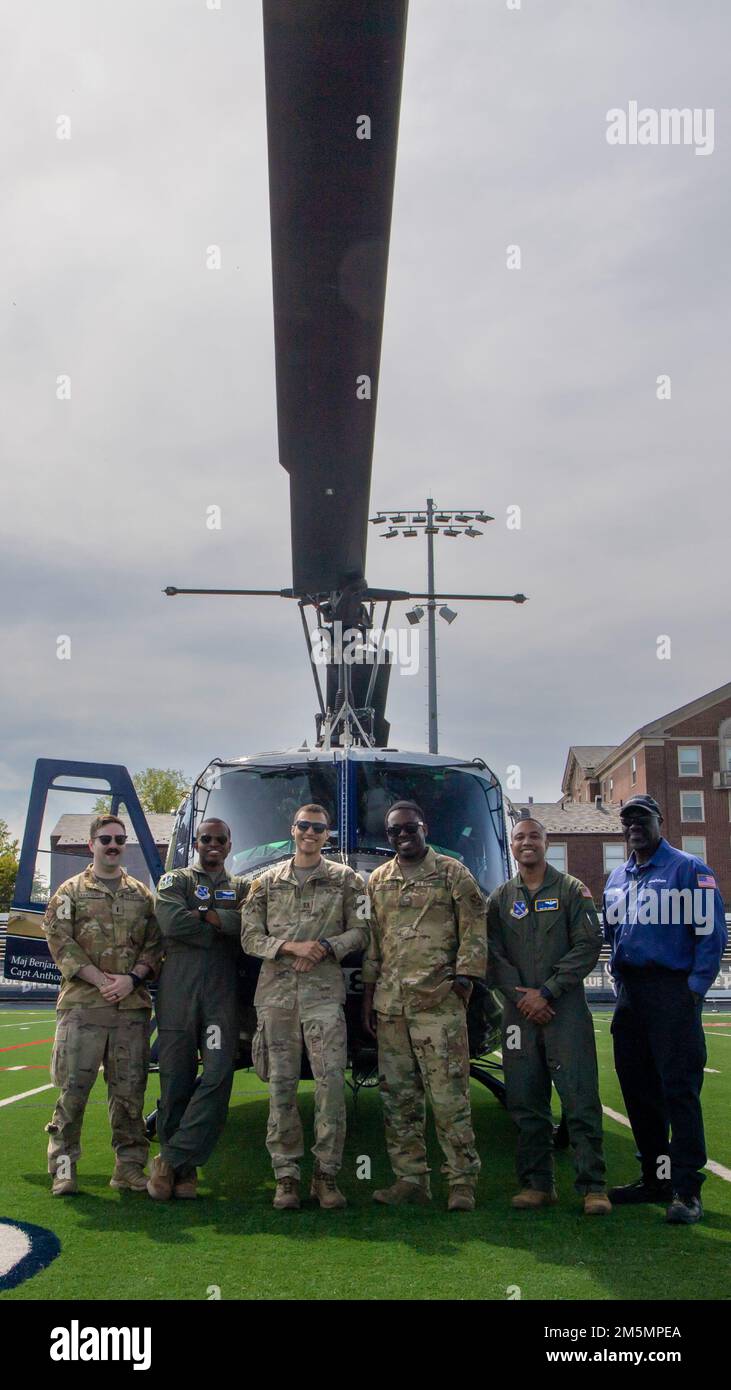 Membri degli Stati Uniti Il primo Elicottero Squadron dell'aeronautica militare (1 HS), assegnato alla base congiunta Andrews, Md., posa per una foto di fronte a un elicottero Huey UH-1 al "We Fly Too: Celebrando l'evento Diversity in Aviation, ospitato dal distaccamento 130 del corpo di formazione degli ufficiali della Air Force Reserve, presso la Howard University, Washington, D.C., aprile 30, 2022. 1 la missione di HS è fornire un ponte aereo prioritario per la leadership civile e militare di livello nazionale nella regione della capitale nazionale. Foto Stock