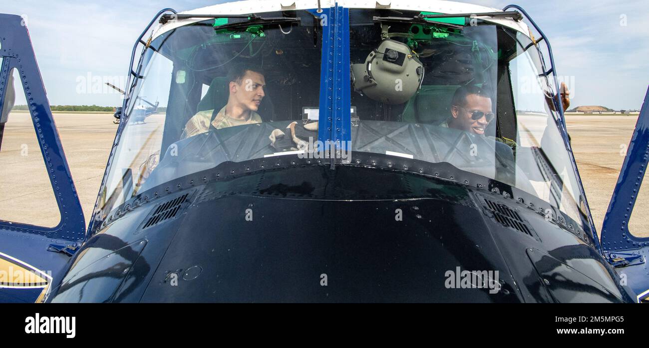 UH-1 piloti Huey assegnati agli Stati Uniti Il primo Elicottero Squadron dell'aeronautica militare (1 HS), presso la base congiunta Andrews, Md., si prepara a sbarcare l'aereo dopo il ritorno alla base congiunta Andrews dopo il "We Fly Too: Celebrando l'evento Diversity in Aviation, ospitato dal distaccamento 130 del corpo di formazione degli ufficiali della Air Force Reserve, presso la Howard University, Washington, D.C., aprile 30, 2022. 1 la missione di HS è fornire un ponte aereo prioritario per la leadership civile e militare di livello nazionale nella regione della capitale nazionale. Foto Stock