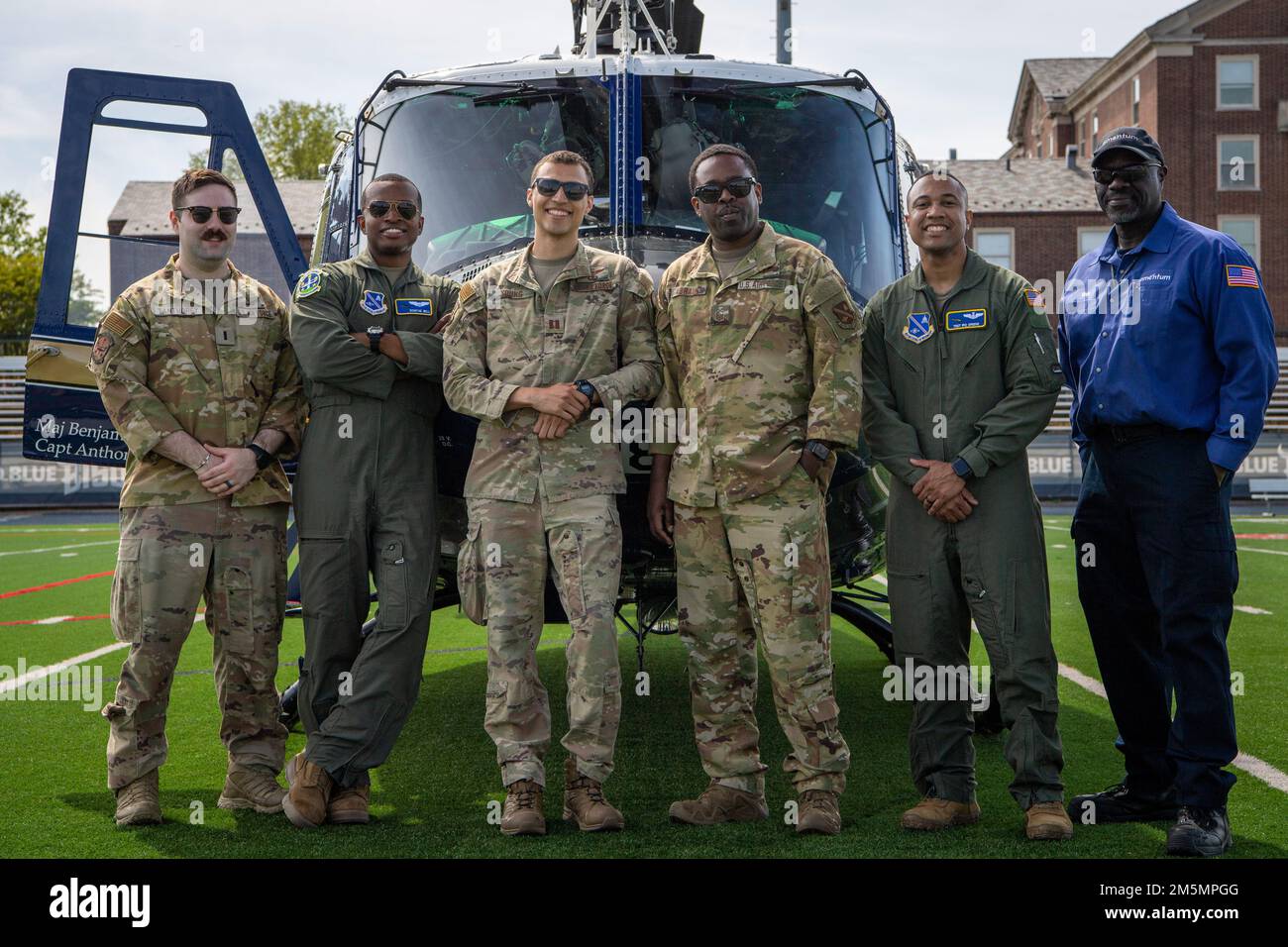 Membri degli Stati Uniti Il primo Elicottero Squadron dell'aeronautica militare (1 HS), assegnato alla base congiunta Andrews, Md., posa per una foto di fronte a un elicottero Huey UH-1 al "We Fly Too: Celebrando l'evento Diversity in Aviation, ospitato dal distaccamento 130 del corpo di formazione degli ufficiali della Air Force Reserve, presso la Howard University, Washington, D.C., aprile 30, 2022. 1 la missione di HS è fornire un ponte aereo prioritario per la leadership civile e militare di livello nazionale nella regione della capitale nazionale. Foto Stock