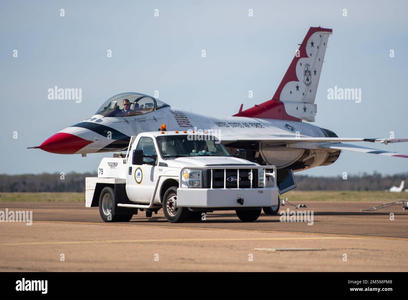 Lo squadrone di dimostrazione dell'aeronautica degli Stati Uniti, conosciuto come i 'Thunderbirds', si esibisce alla base dell'aeronautica militare di Columbus, Mississippi, 26 marzo 2022. I Thunderbirds hanno dato il via alla loro stagione di spettacolo aereo del 2022 presso la Columbus AFB e quest'anno si esibiranno in più di 25 località. Foto Stock