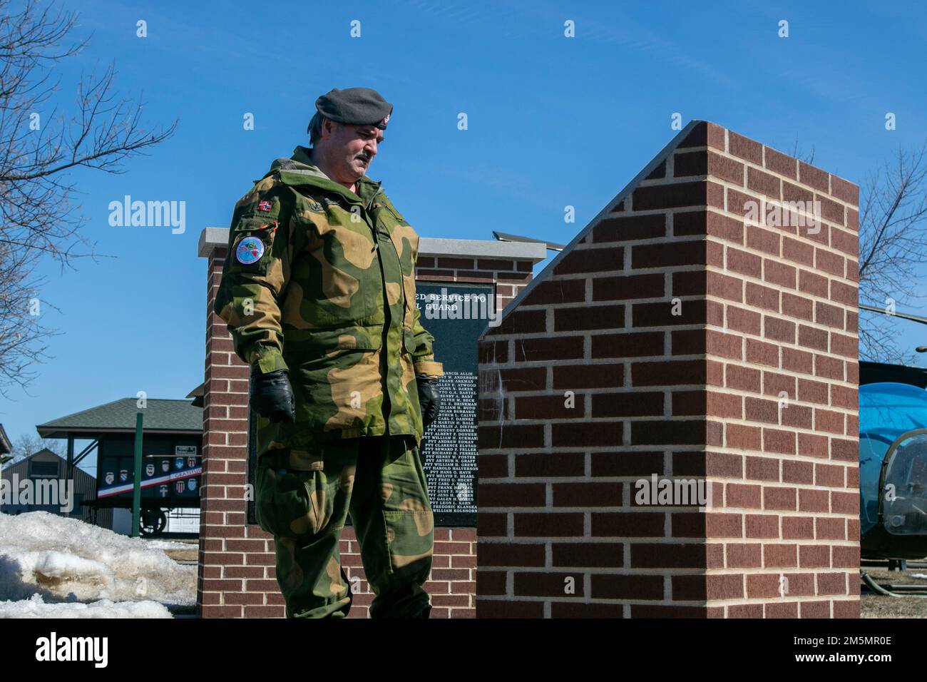 I giovani norvegesi visitano il Museo militare del Minnesota a Camp Ripley, 27 marzo 2022. Durante la visita, salirono su varie attrezzature militari e camminarono attraverso il museo dove ebbero la possibilità di conoscere la storia militare. (Foto della Guardia Nazionale del Minnesota di Sgt. Mahsima Alkamooneh) Foto Stock