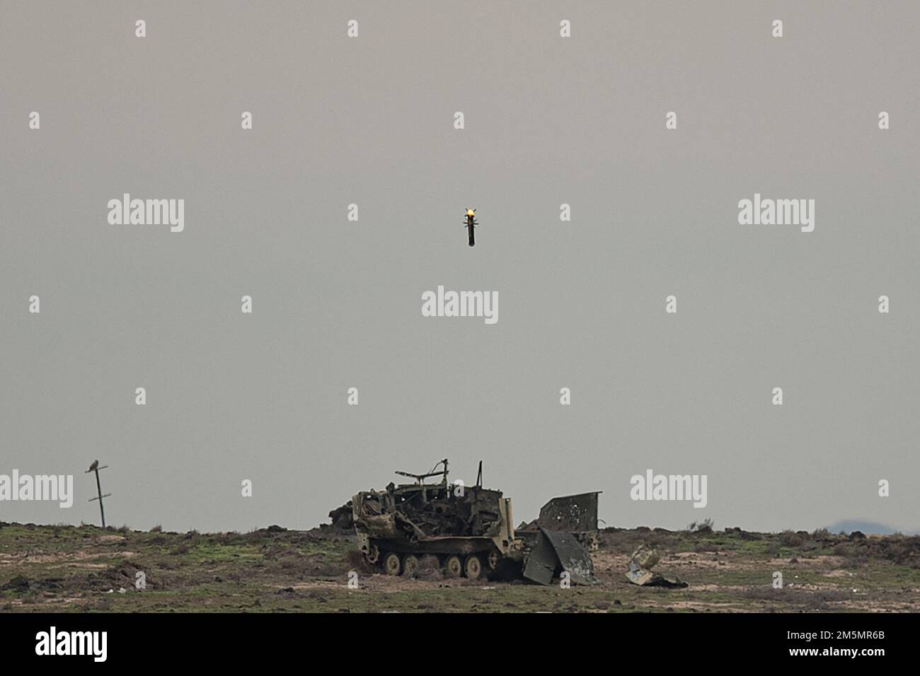 Il missile Javelin si porta sul bersaglio. In un momento storico di addestramento per la Guardia Nazionale dell'Esercito Idaho, soldati della Charlie Company, 2-116th Combined Arms Battaglione, 116th Cavalry Brigade Combat Team, Sparato il MGF - Javelin portatile anti-missile serbatoio la Domenica mentre conducendo una serie di esercizi di campo di allenamento in programma per la settimana sulle gamme Orchard Combat Training Center. Foto Stock