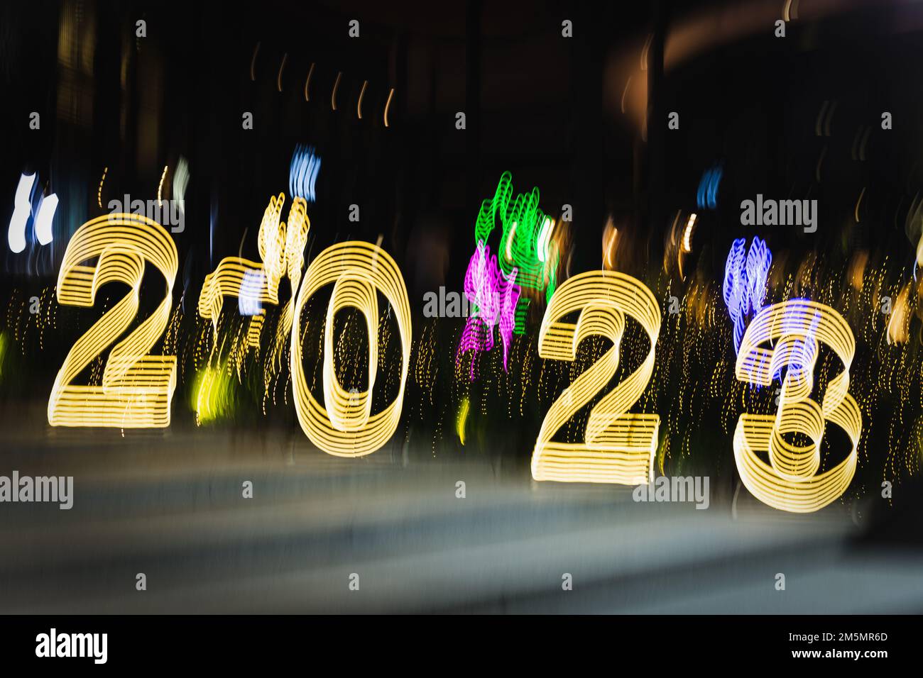 Natale e Capodanno con il numero 2023 sullo sfondo delle vacanze. Foto Stock