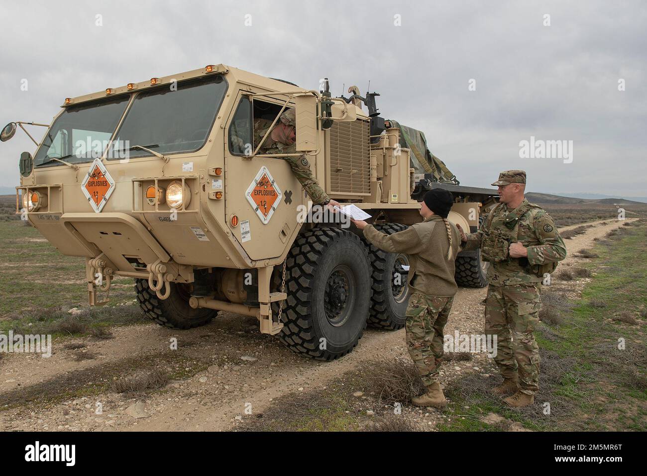 Un camion della Guardia Nazionale dell'Idaho consegna i missili Javelin sul campo di tiro dell'Orchard Combat Training Center. In un momento storico di addestramento per la Guardia Nazionale dell'Idaho Army, soldati della Charlie Company, 2-116th Battaglione di armi combinate, 116th squadra di combattimento della Brigata di Cavalleria, Licenziato il FGM - Javelin missile anti-serbatoio portatile Domenica, mentre conducendo una serie di esercizi di addestramento sul campo in programma per la settimana sulle gamme Orchard Combat Training Center. Foto Stock