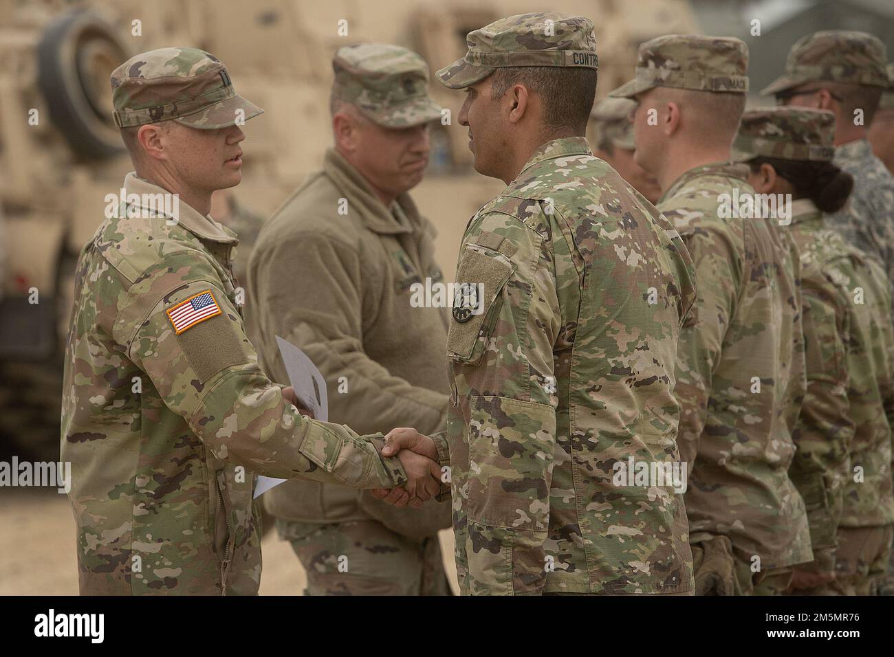 Il capitano Jeff Dhal, comandante della compagnia B, si congratula con i soldati dopo il loro riascolto. La compagnia B della Guardia Nazionale dell'Idaho Army, 2-116th, il Battaglione di armi combinate ha impiegato un po' di tempo durante i loro allenamenti sul campo questa settimana per invitare i membri della famiglia all'Orchard Combat Training Center. Durante la visita della famiglia, il comandante della B Company, il capitano Jeff Dahl, ha gestito riascoltamenti e promozioni per diversi soldati della B Company. Foto Stock