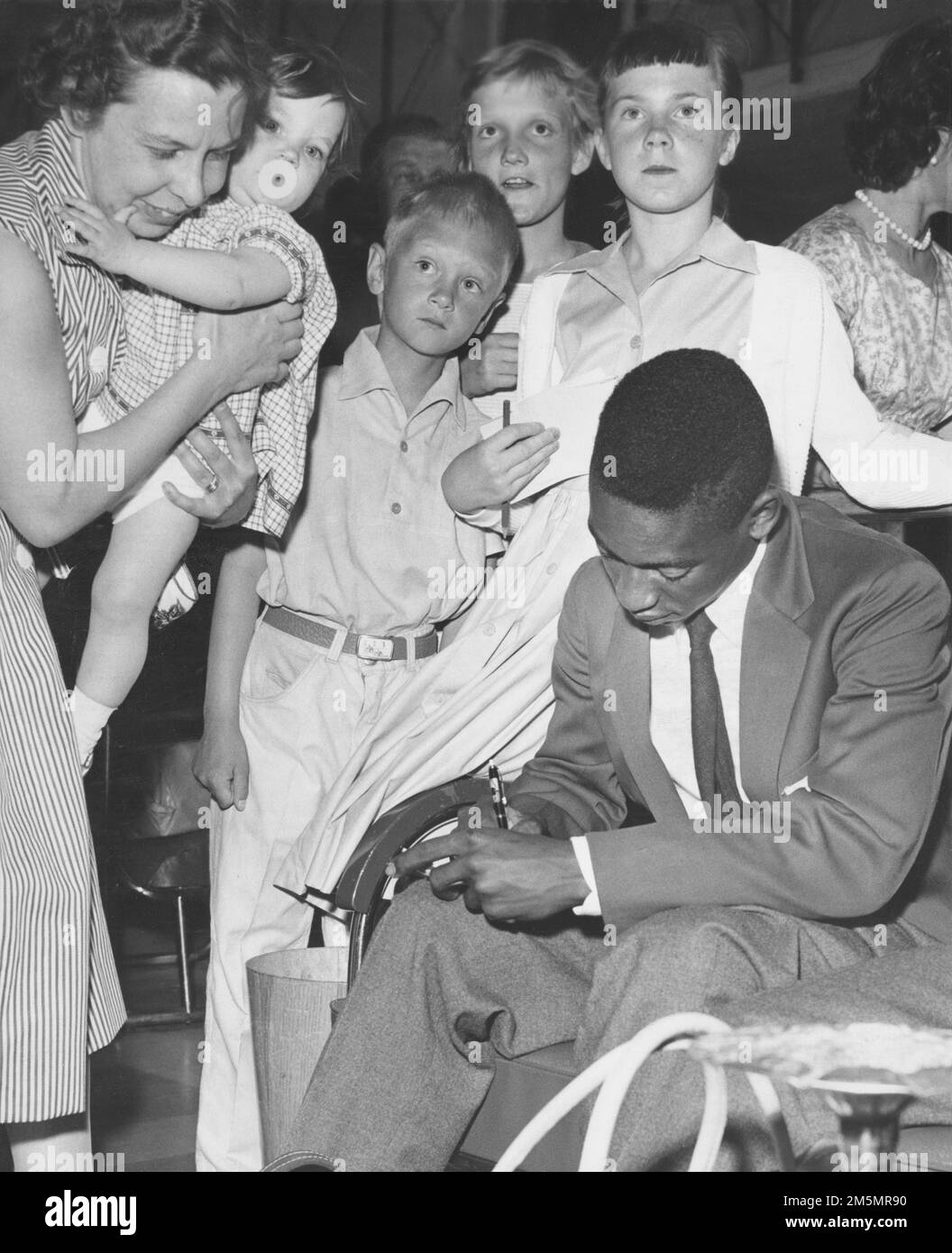 STOCKHOLM 19580701.Brazilian calcio stella Pelé, 17 anni, scrive autografi prima del suo volo dall'aeroporto di Bromma al Brasile e la casa in arrivo c Foto Stock