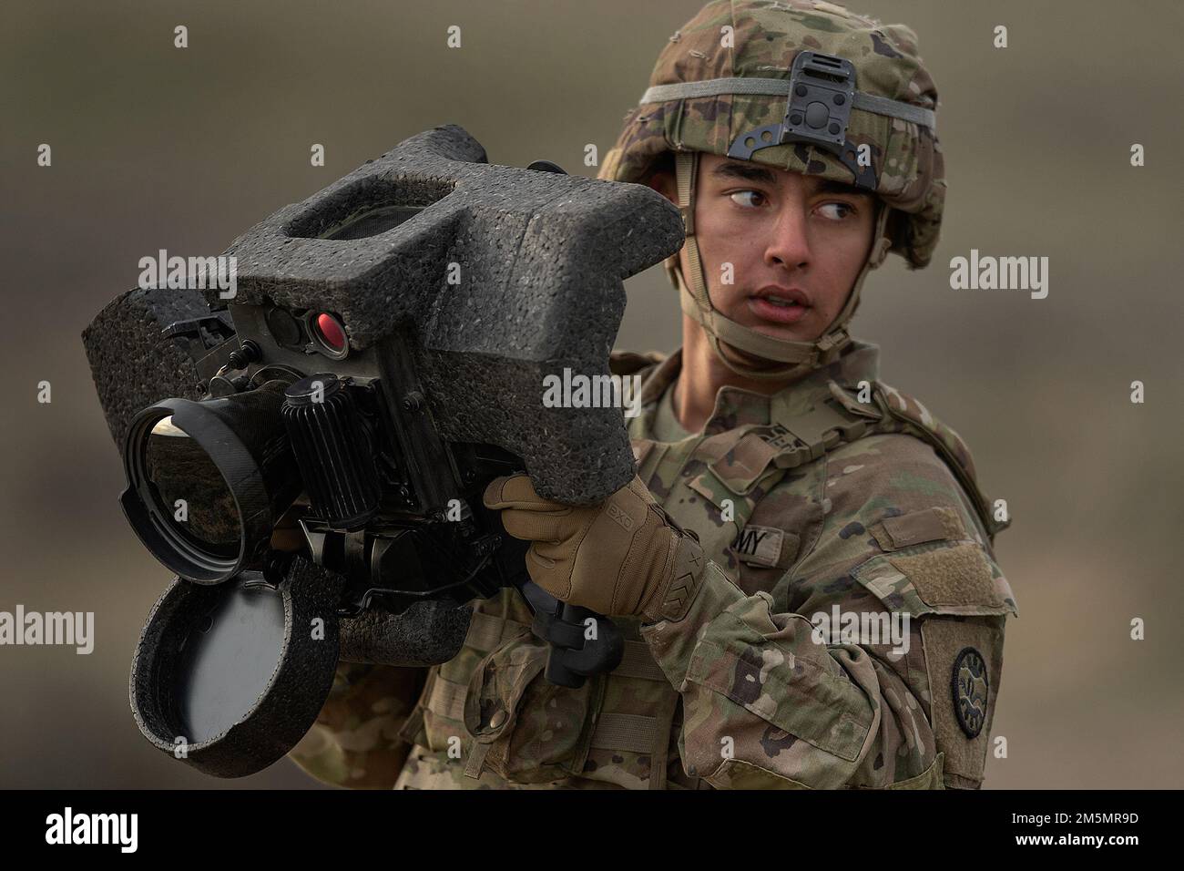 Prima dell'arrivo dei missili Javelin, i soldati della Charlie Company iniziarono a prepararsi per l'allenamento con il sistema di targeting missilistico. In un momento storico di addestramento per la Guardia Nazionale dell'Idaho Army, soldati della Charlie Company, 2-116th Battaglione di armi combinate, 116th squadra di combattimento della Brigata di Cavalleria, Licenziato il FGM - Javelin missile anti-serbatoio portatile Domenica, mentre conducendo una serie di esercizi di addestramento sul campo in programma per la settimana sulle gamme Orchard Combat Training Center. Foto Stock