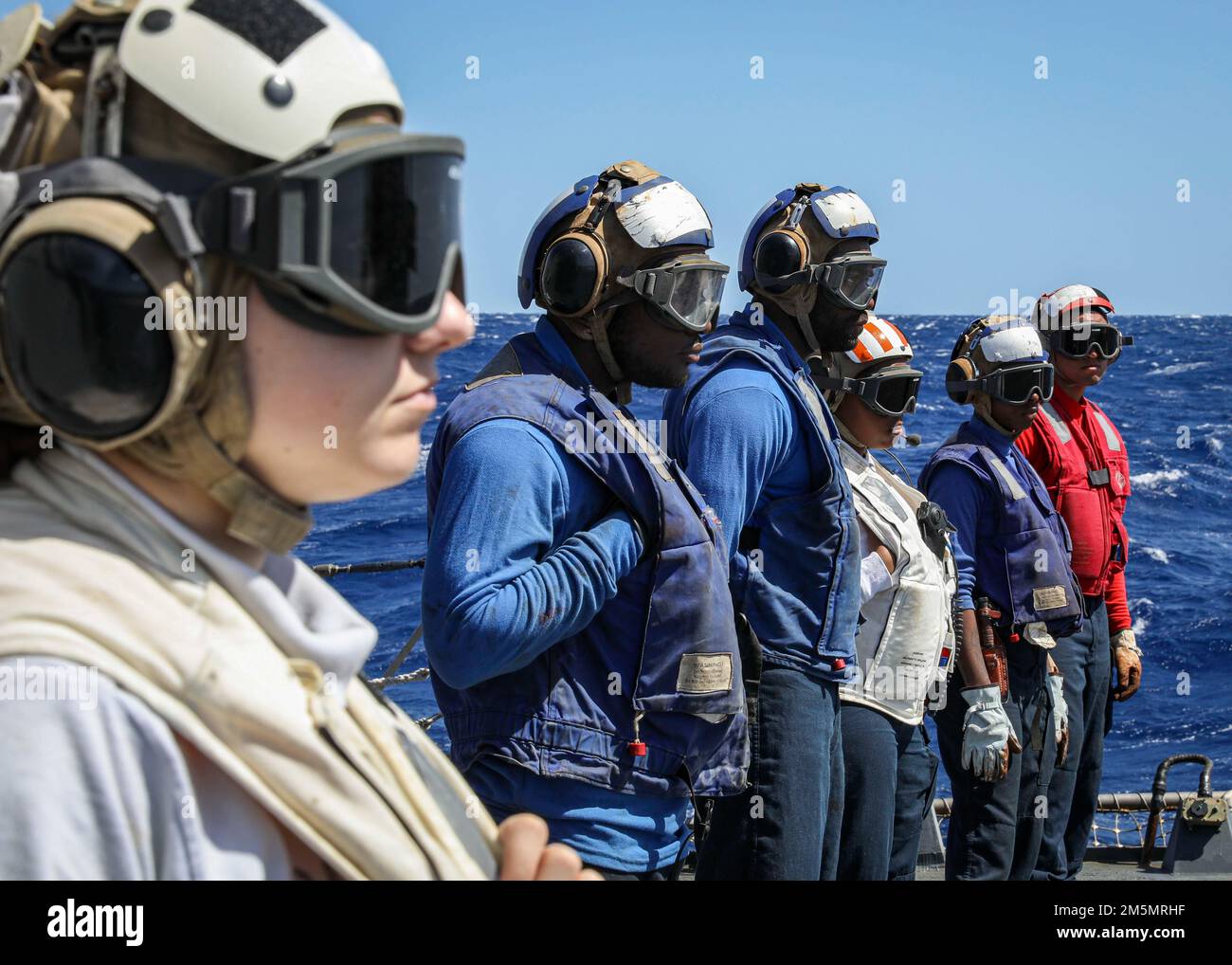 OCEANO ATLANTICO (27 marzo 2022) – i marinai sono in attesa di rimuovere i cunei e le catene da un elicottero MH-60R Sea Hawk sul ponte di volo del cacciatorpediniere missilistico guidato di classe Arleigh Burke USS Porter (DDG 78), marzo 27. Porter, schierato in futuro a Rota, Spagna, sta attualmente partecipando all'esercizio della Task Force nell'area operativa della flotta degli Stati Uniti 2nd. TFEX funge da esercizio di certificazione per l'implementazione indipendente di navi ed è progettato per testare la preparazione e le prestazioni della missione in operazioni integrate. Foto Stock