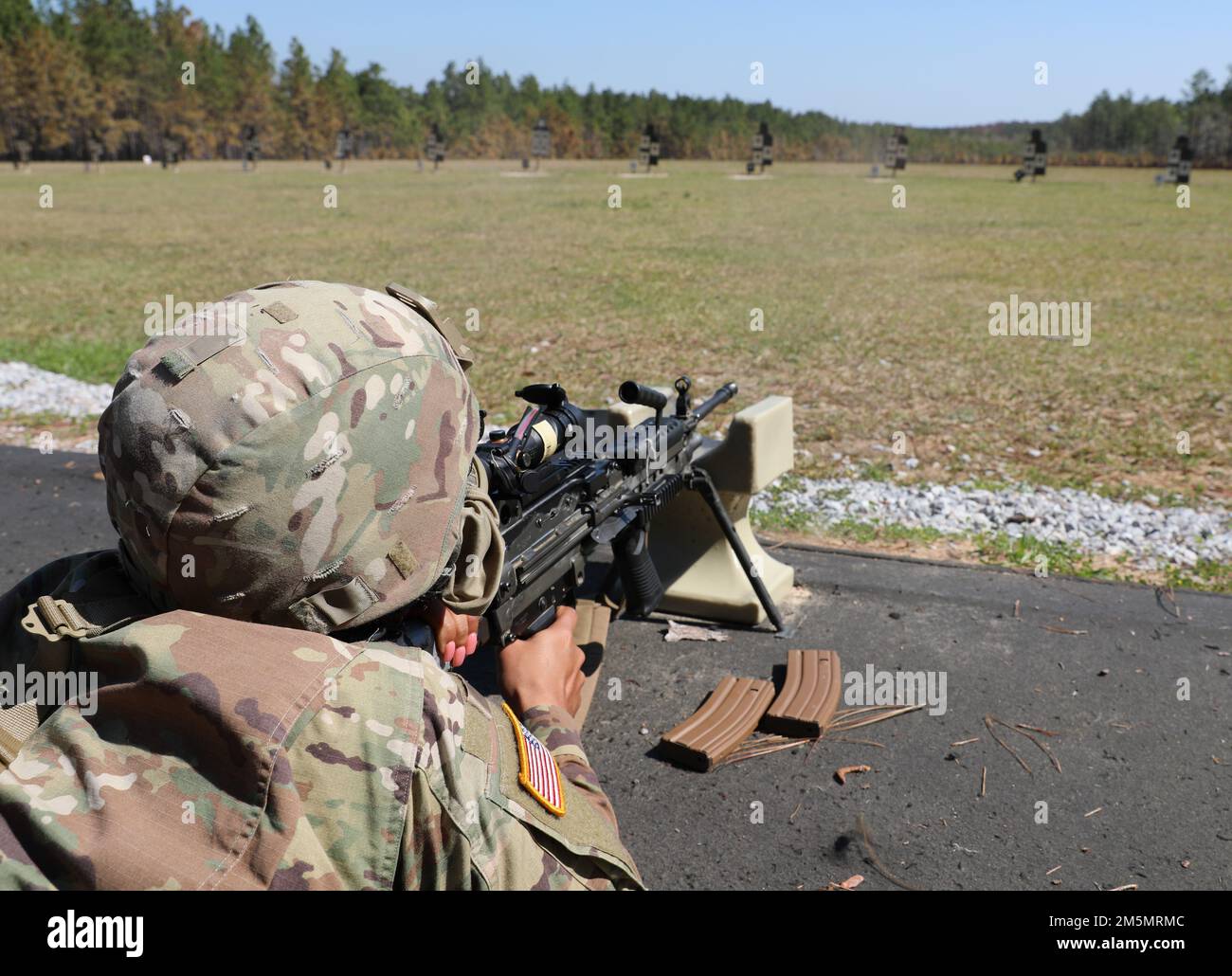 I membri della Guardia Nazionale delle Isole Vergini conducono una strategia annuale di addestramento sulle armi integrate a Camp Shelby, Mississippi, dal 27 al 28 marzo 2022. Le unità DI VING, il quartier generale della forza congiunta, 104th comando della truppa, 51st distaccamento per gli affari pubblici, 610th Società di supporto all'acqua, 631st Società di ingegneri e 640th addestramento di distacco del Quarter Master sul nuovo sistema di armi assegnato, il fucile M4A1, e la pistola M17. Foto Stock