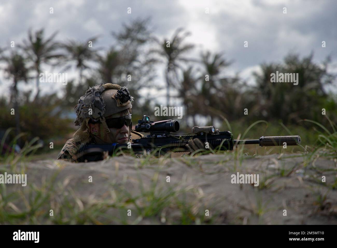 Una Marina degli Stati Uniti con 1st battaglione, 3D Marines, 3D Marine Division, fornisce sicurezza per un atterraggio anfibio durante Balikatan 22 ad Apari, Filippine, 28 marzo 2022. Balikatan è un esercizio annuale tra le forze armate delle Filippine e militari degli Stati Uniti progettato per rafforzare l'interoperabilità bilaterale, le capacità, la fiducia e la cooperazione costruita nel corso di decenni di esperienze condivise. Balikatan, Tagalong, per “macigno a spalla”, è un esercizio bilaterale di lunga data tra le Filippine e gli Stati Uniti che mette in evidenza il partenariato profondamente radicato tra entrambi i paesi. Balikatan 22 Foto Stock