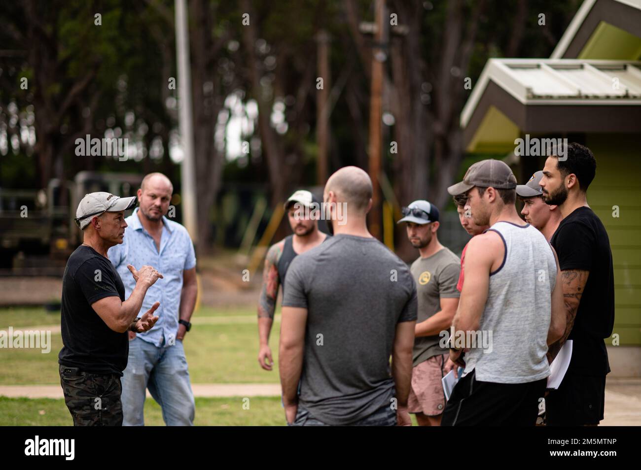 Pete Kerr, presidente della Tactical Tracking Operations School, a sinistra, istruisce una classe di Stati Uniti Guerra speciale dell'aeronautica gli Airmen sulla guerra della giungla in Wahiawa, Hawaii, 27 marzo 2022. Kerr ha mostrato alla classe le attrezzature che porta con sé per sopravvivere e vivere nell'ambiente della giungla. I paracadutisti del Rescue Squadron Blue Team del 38th si sono allenati nella guerra nella giungla per adattare le tattiche, le tecniche e le procedure di salvataggio del personale per la regione Indo-Pacifico. Foto Stock