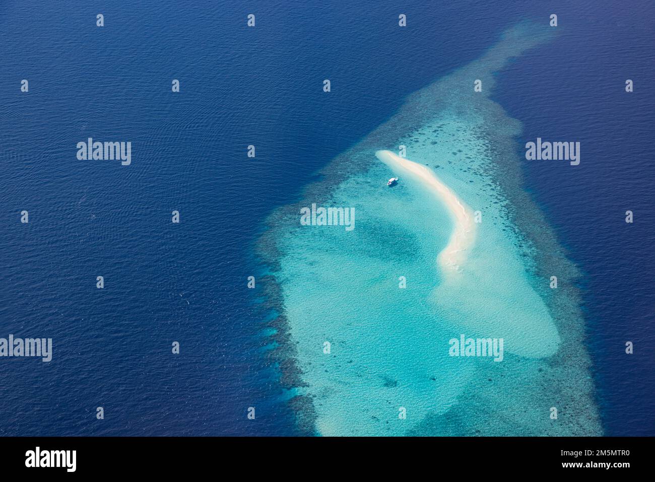 Immagine aerea di una laguna tropicale blu turchese dell'oceano, spiaggia di sabbia bianca, barriera corallina di sabbia acqua bassa con barca. Natura perfezione nelle Maldive Foto Stock