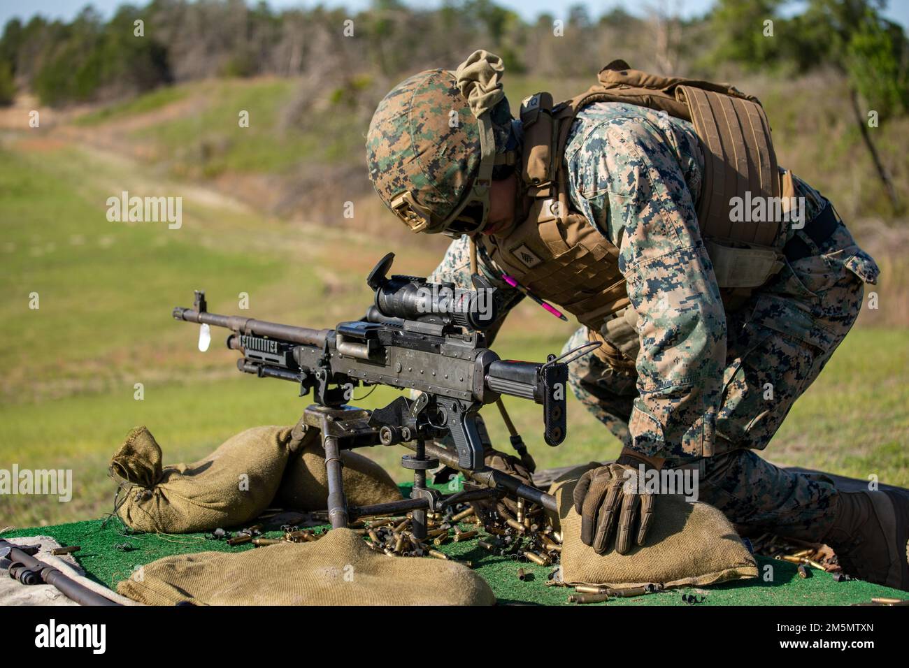 STATI UNITI Lucas Francis, centro, un tecnico di manutenzione di automotive con Regiment di Logistica di combattimento 37, 3rd Marine Logistics Group, prepara una posizione di sparo di mitragliatrice durante l'esercitazione del drago Atlantico sul blanding del campo, Florida, Stati Uniti, 27 marzo 2022. Atlantic Dragon è un'esercitazione di generazione della forza che spinge CLR-37 come gruppo operativo di assemblaggio degli arrivi per fornire supporto logistico tattico alla III Marine Expeditionary Force. L'esercizio consiste in una tattica sperimentale di offload della forza marittima preposizionata di attrezzature militari che supporteranno l'esercizio sul campo tra Foto Stock