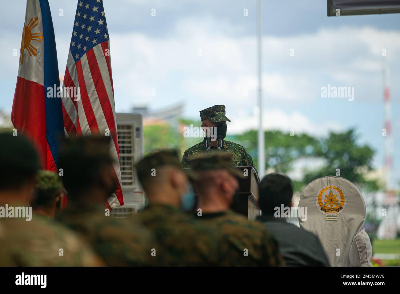 Charlton Sean M Gaerlan, direttore dell'esercizio AFP per Balikatan 22, consegna le sue osservazioni durante la cerimonia di apertura dell'esercizio Balikatan 22 a Camp Aguinaldo, Quezon City, Filippine, 28 marzo 2022. Balikatan è un esercizio annuale tra l'AFP e l'esercito degli Stati Uniti progettato per rafforzare l'interoperabilità bilaterale, le capacità, la fiducia e la cooperazione costruita nel corso di decenni di esperienze condivise. Balikatan, Tagalog per “spalla a spalla”, è un esercizio bilaterale di lunga data tra le Filippine e gli Stati Uniti che mette in evidenza la p profonda Foto Stock