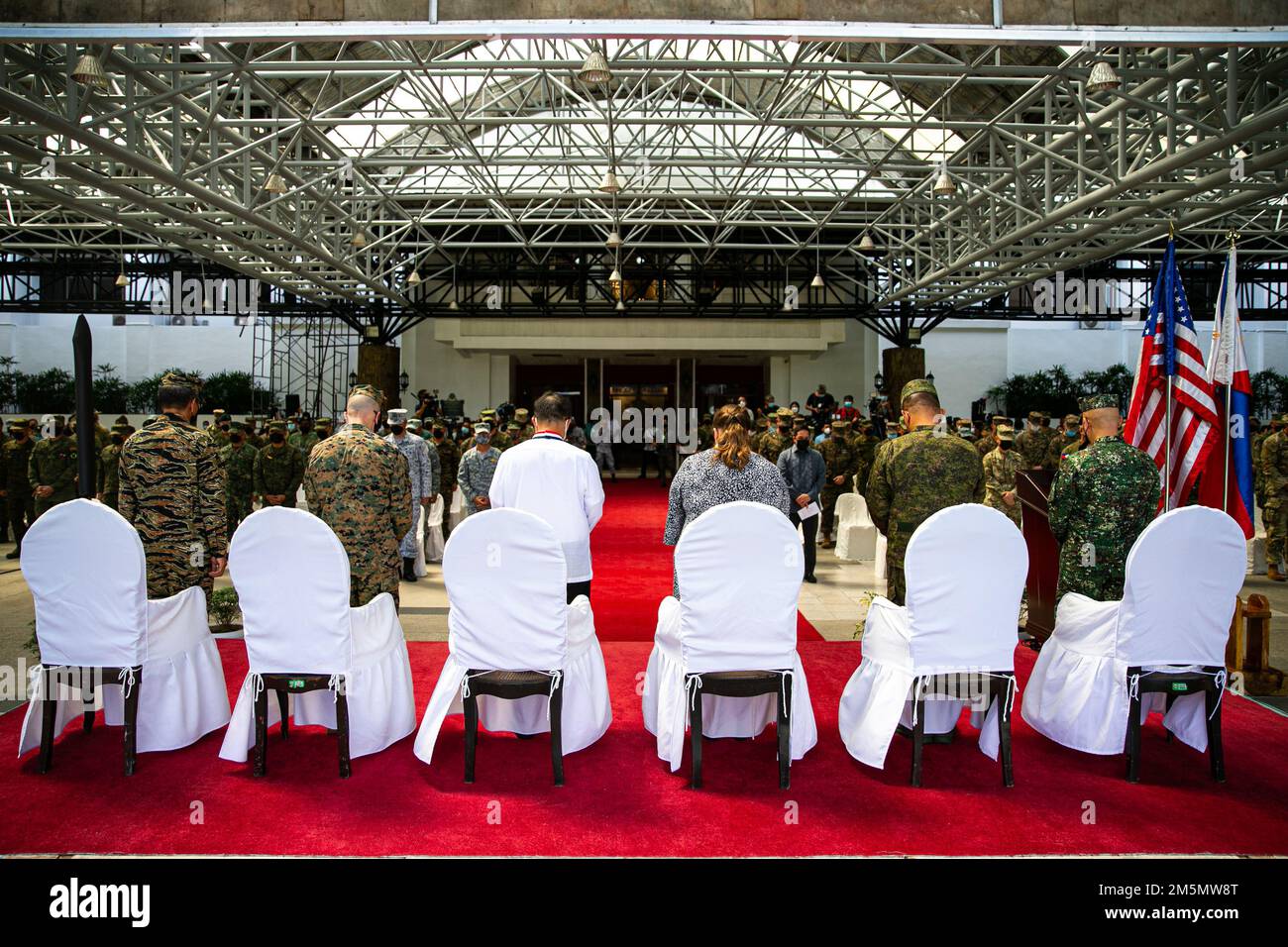 Le forze armate delle Filippine col. Carlito T. Buslon, il capo cappellano in carica, invoca durante la cerimonia di apertura per l'esercizio Balikatan 22 a Camp Aguinaldo, Quezon City, Filippine, 28 marzo 2022. Balikatan è un esercizio annuale tra l'AFP e l'esercito degli Stati Uniti progettato per rafforzare l'interoperabilità bilaterale, le capacità, la fiducia e la cooperazione costruita nel corso di decenni di esperienze condivise. Balikatan, Tagalog per “spalla a spalla”, è un esercizio bilaterale di lunga data tra le Filippine e gli Stati Uniti che mette in evidenza il partenariato radicato tra entrambe le parti Foto Stock