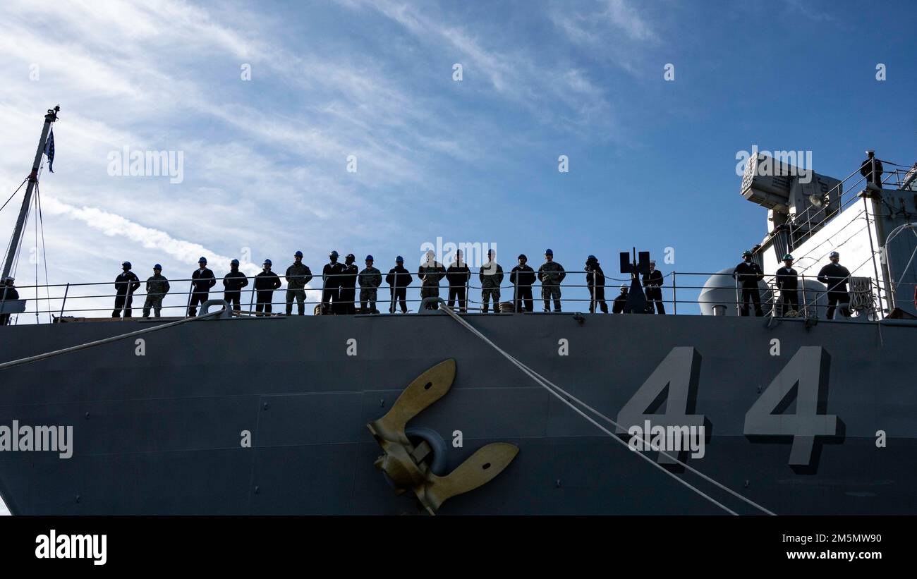 220328-N-KK394-1043 VIRGINIA BEACH, VIRGINIA (28 marzo 2022) marinai e marines, assegnati alla nave di sbarco di Whidbey Island USS Gunston Hall (LSD 44), man le rotaie mentre la nave si prepara a schierare, 28 marzo. Gunston Hall, attaccata al Kearsarge Amphibious Readiness Group (ARG), partì dalla Joint Expeditionary base Little Creek-ft. Per una distribuzione pianificata regolarmente. Foto Stock
