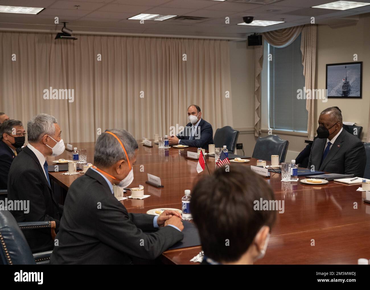 Il Segretario della Difesa Lloyd J. Austin III ospita sua Eccellenza Lee Hsien Loong, primo Ministro della Repubblica di Singapore, per un incontro al Pentagono, Washington, D.C., 28 marzo 2022. Foto Stock