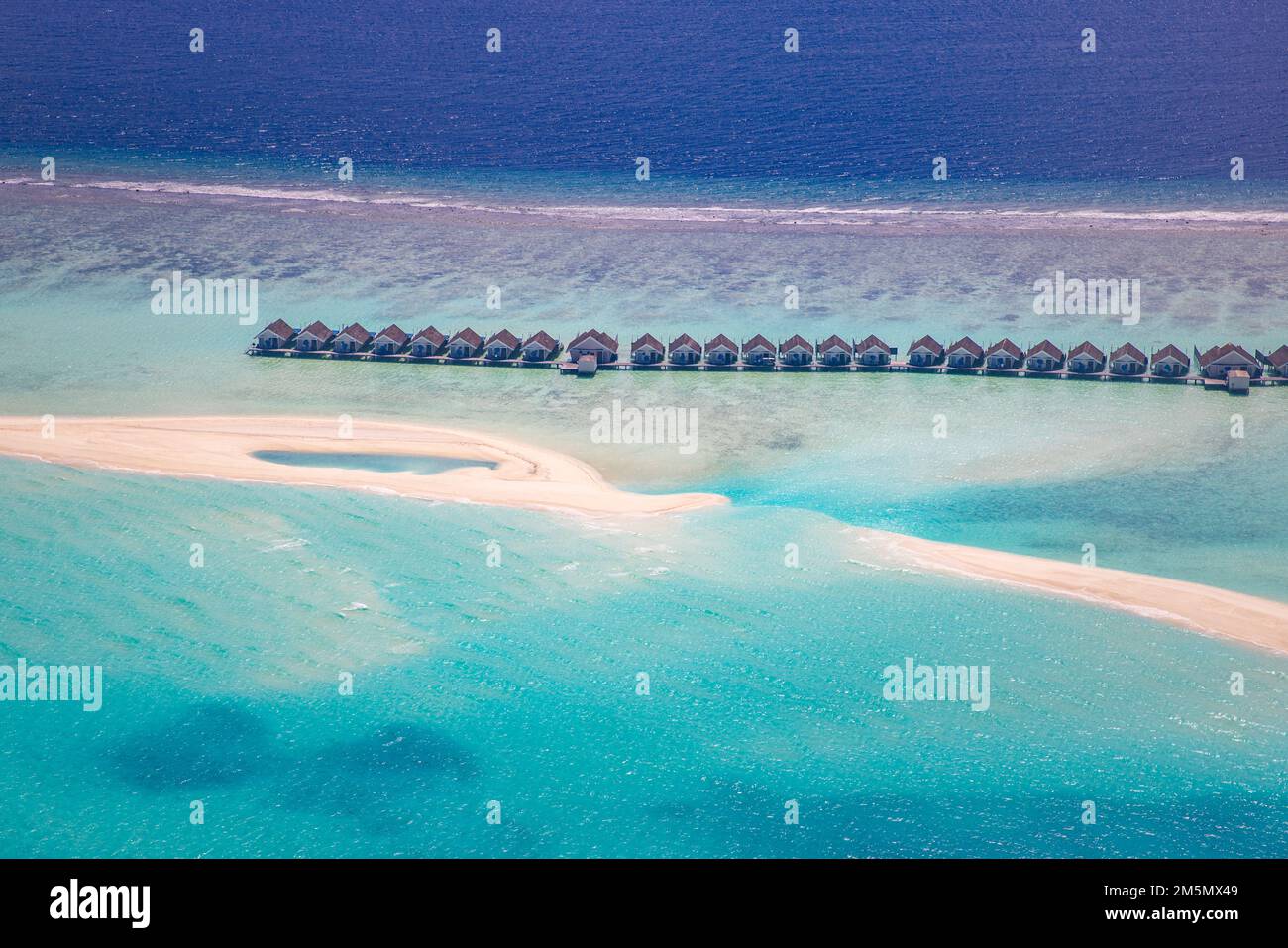 Maldive paradiso panoramico. Paesaggio tropicale, mare con laguna, sabbia, ville sull'acqua con mare incredibile e spiaggia relax, natura tropicale Foto Stock
