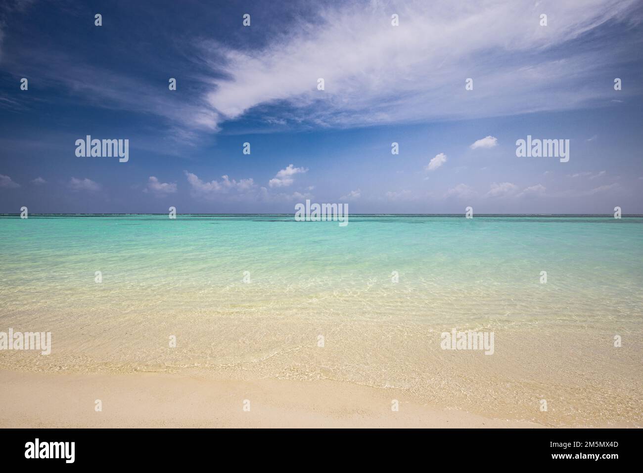 Incredibile natura della spiaggia tropicale estiva. Spiaggia di sabbia bianca, acqua di mare laguna contro cielo blu con nuvole bianche. Spazio copia, concetto di vacanza estiva Foto Stock